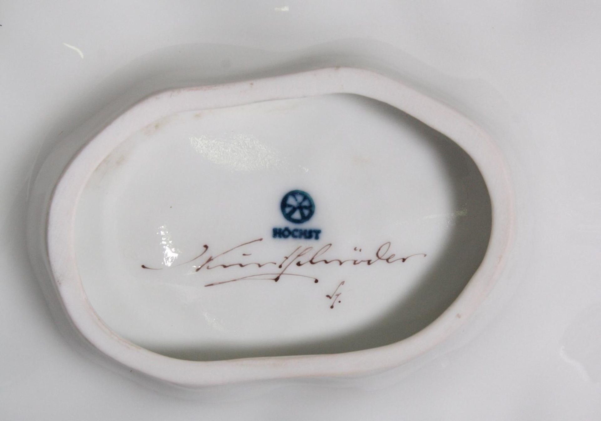 Blattschale, Höchst, signiert Kurt SchröderReliefiertes Weißporzellan, im Spiegel Vögel auf Ast in - Image 2 of 2