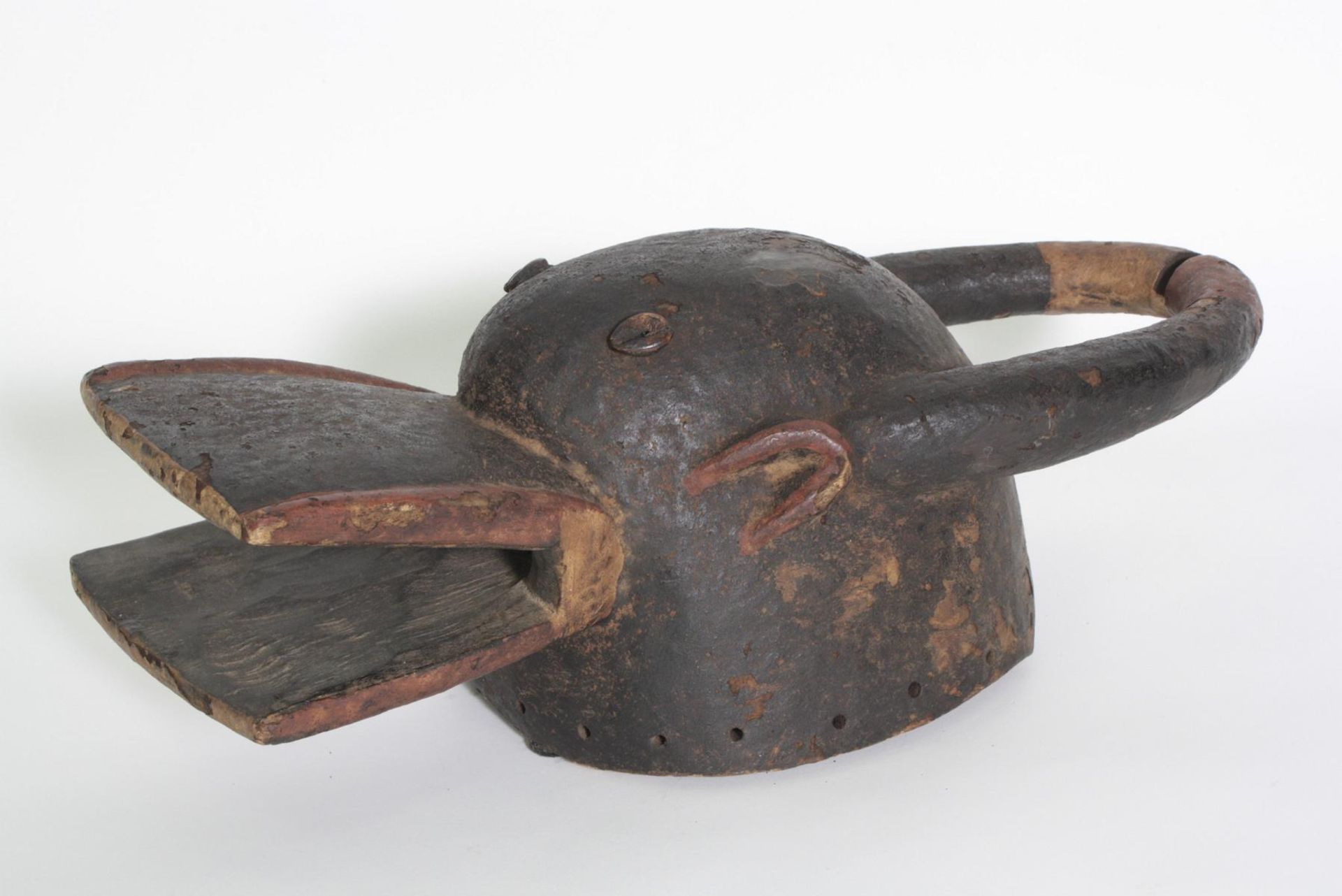 Chamba Büffelmaske, "Nam Gbalang", Nigeria, Kamerun, 1. Hälfte 20. Jh.Holz, geschnitzt, Helmmaske, - Bild 3 aus 4