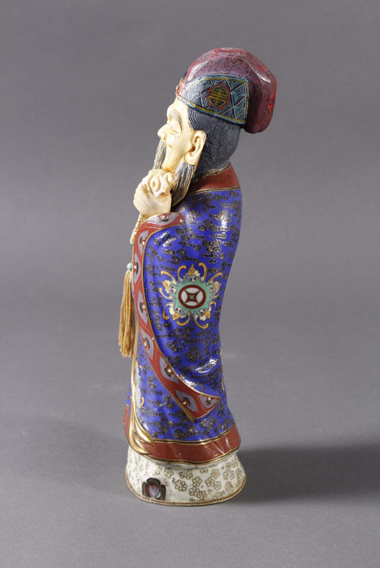 Cloisonné Figur, Hochherrschaftlicher Hofbeamter, China, wohl Republik PeriodeKupfer vergoldet, - Bild 4 aus 6