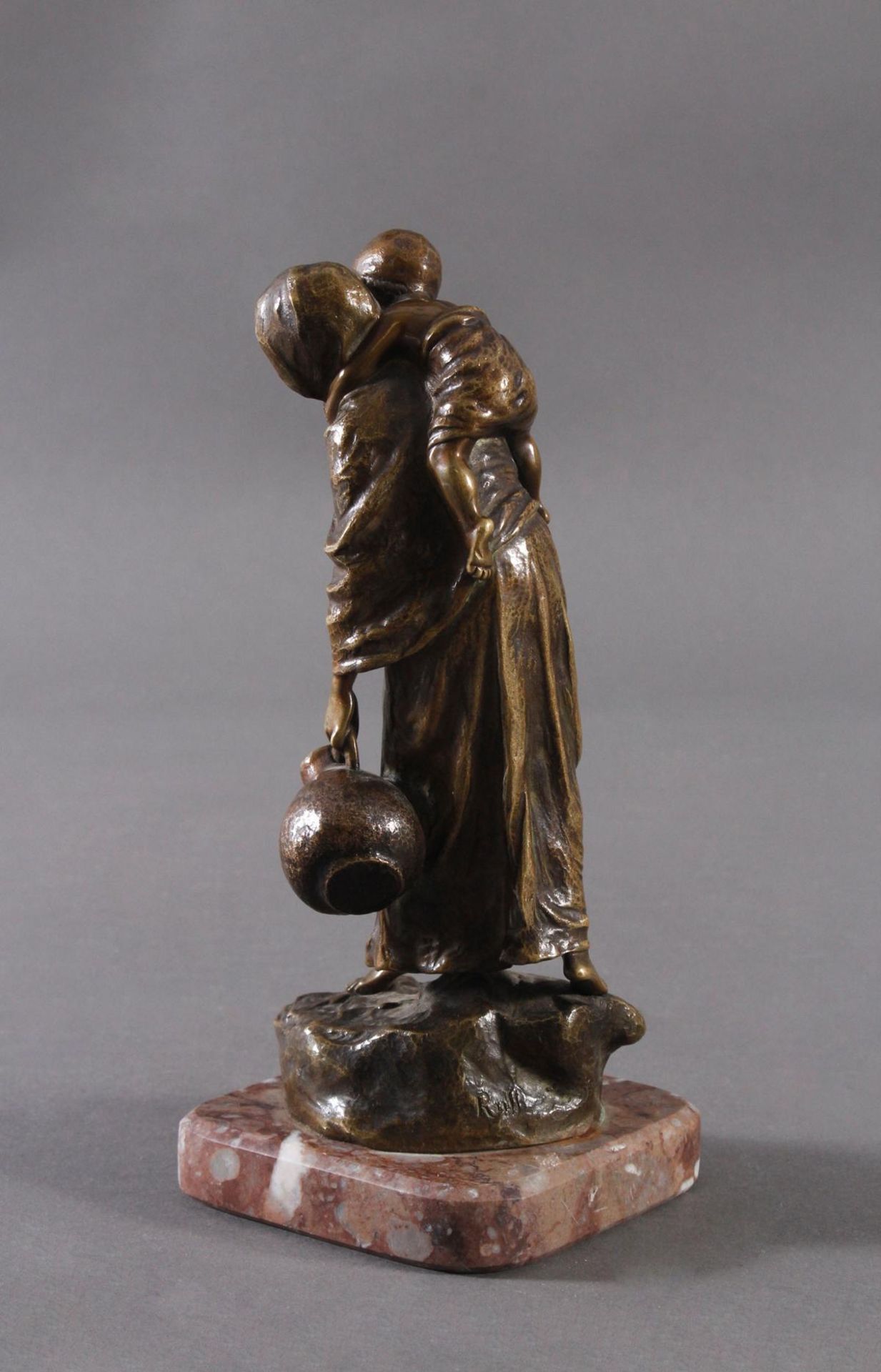 Andor Ruff (1895-1951), Bronze-Skulptur auf MarmorsockelMutter und Kind um 1925. Auf der Plinthe - Image 4 of 6