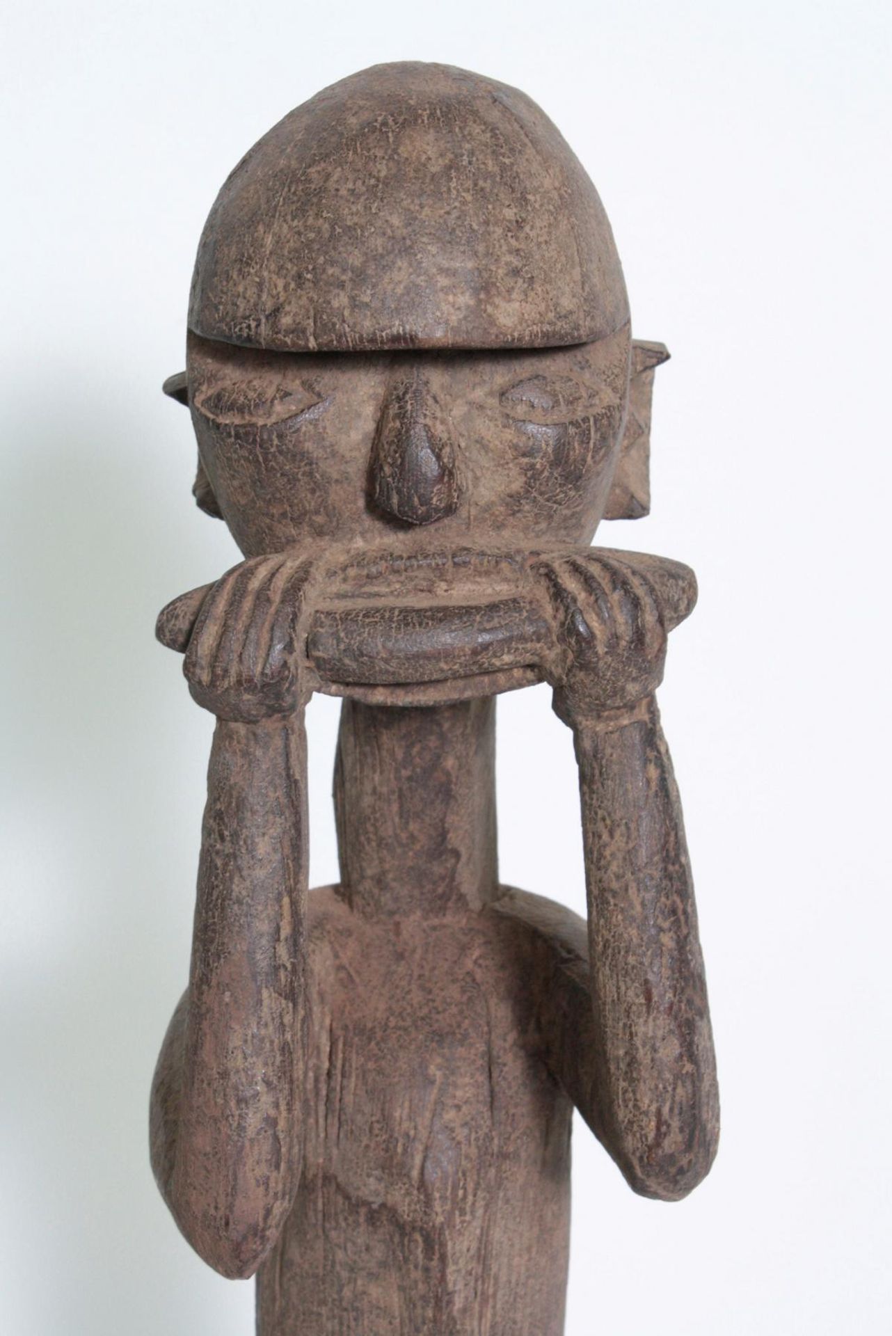 Hockende zoomorphe Figur, wohl Lobi, Burkina Faso, 1. Hälfte 20. Jh.Holz geschnitzt, graubraune - Bild 2 aus 10