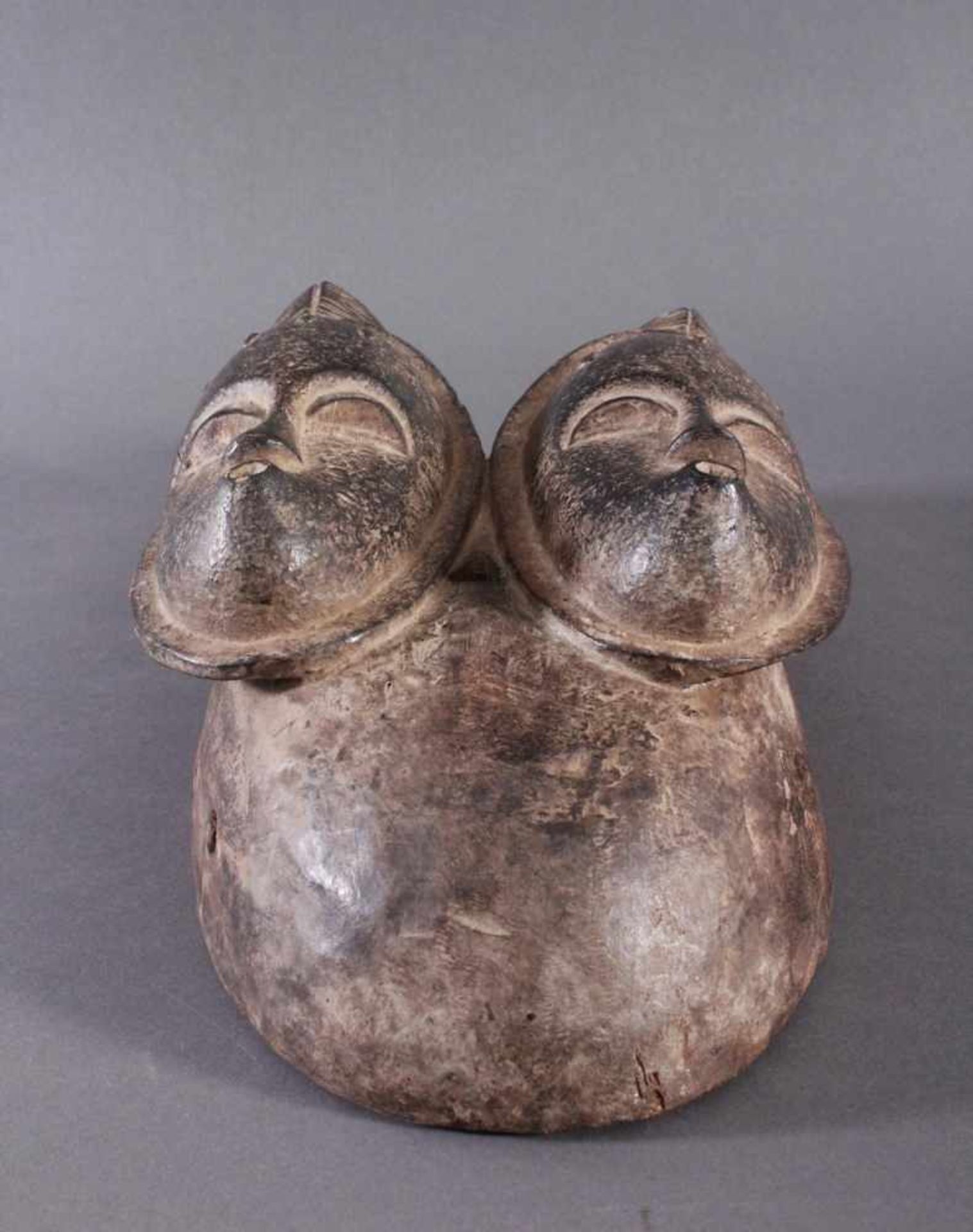 Antike Zwillingsmaske der Baule, Elfenbeinküste, 1. Hälfte 20. Jh.Holz geschnitzt, dunkle Patina. - Bild 4 aus 6