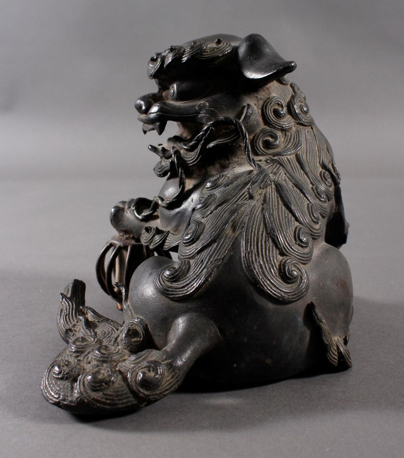 Bronze Fu oder Foo Hund, Japan wohl 20. Jh.Bronze dunkel patiniert, ca. 16,5 x 22 x 15 cm, 2,6 kg. - Bild 5 aus 10