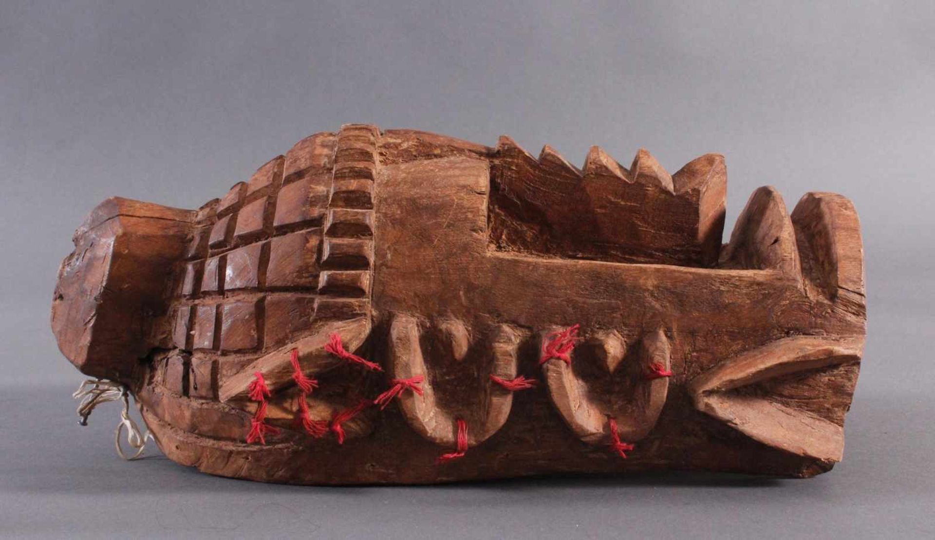 Antike Wandmaske, Mambila Kamerun 1. Hälfte 20. Jh.Helles Holz, geschnitzt, verziert mit roten - Image 2 of 6