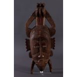 Antike Maske, Senufo, Elfenbeinküste 1. Hälfte 20. Jh.Holz geschnitzt, rotbraune und Weiße Bemalung,
