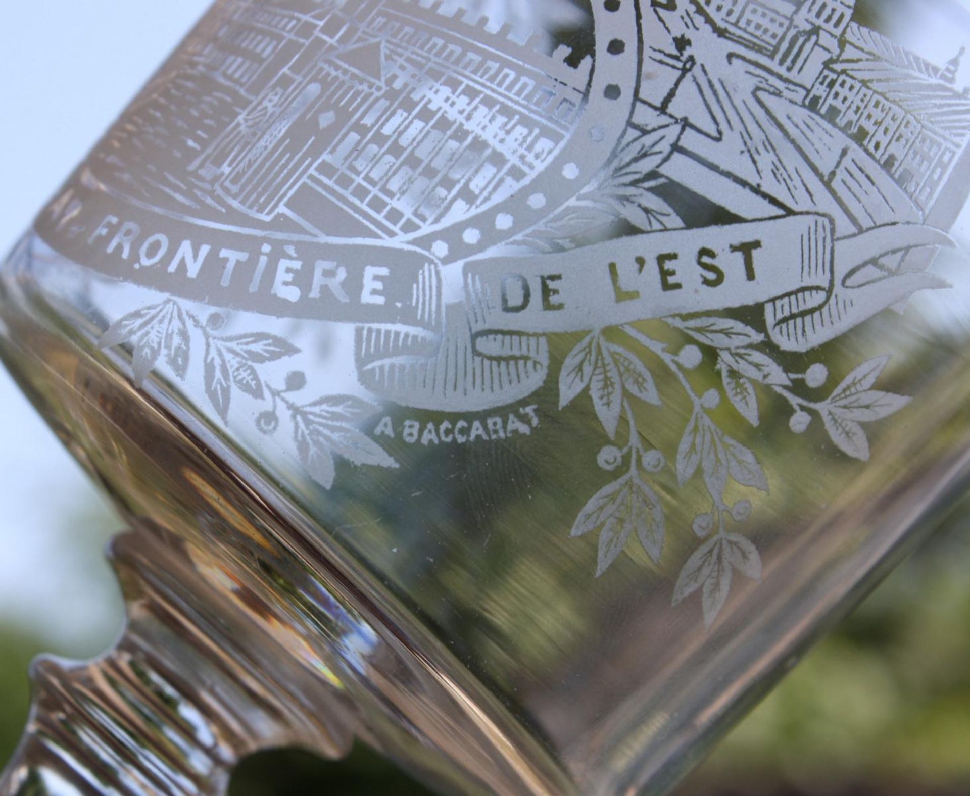 Baccarat Souvenir Glas, 1920Farbloses Glas mit geätztem Dekor, bezeichnet: 'Tour de Voués, Rue de - Bild 3 aus 3