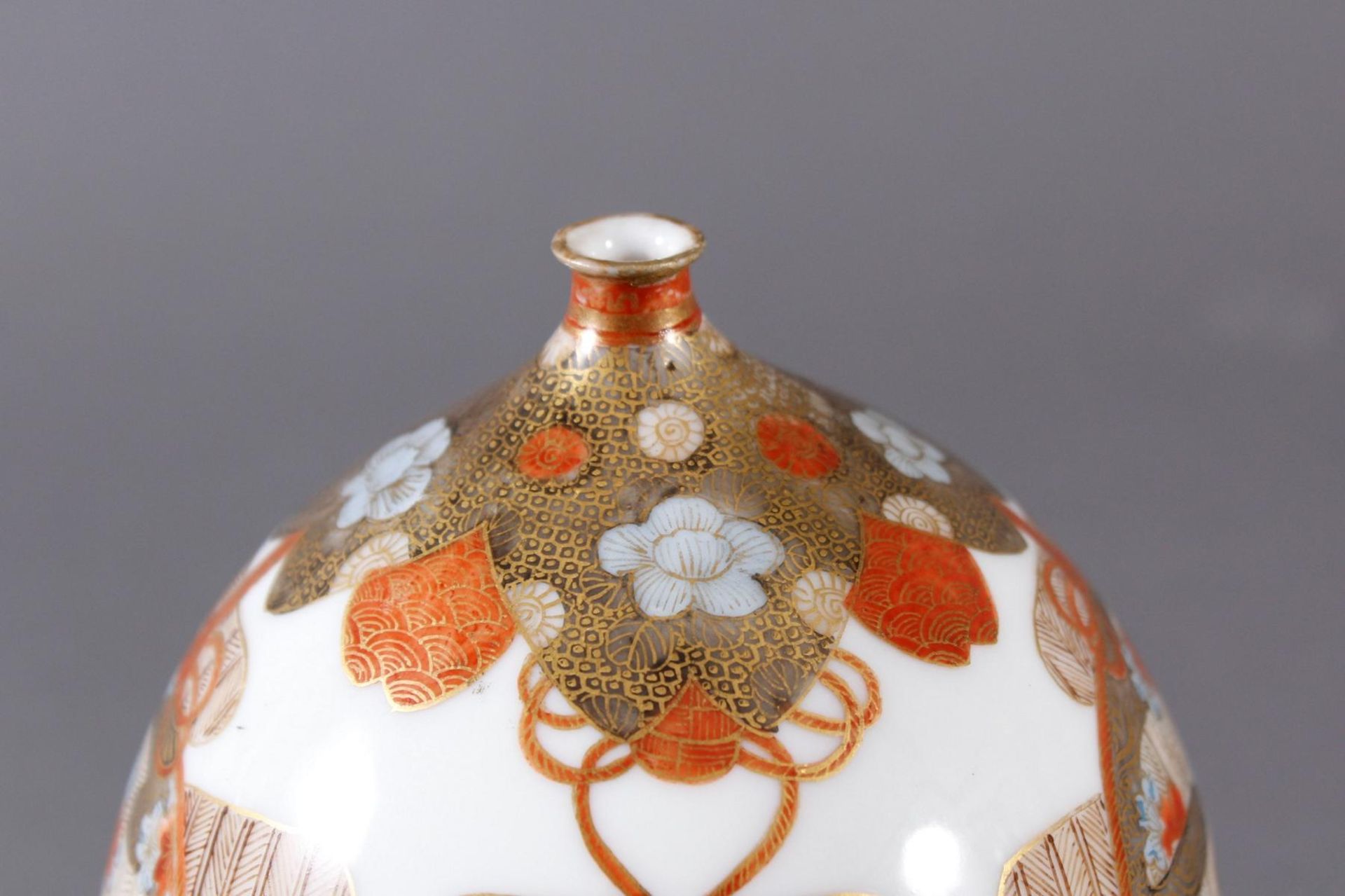 Porzellan Ziervase, Japan um 1900, Meiji PeriodeFein polychrom bemalt und goldstaffiert. - Bild 2 aus 5