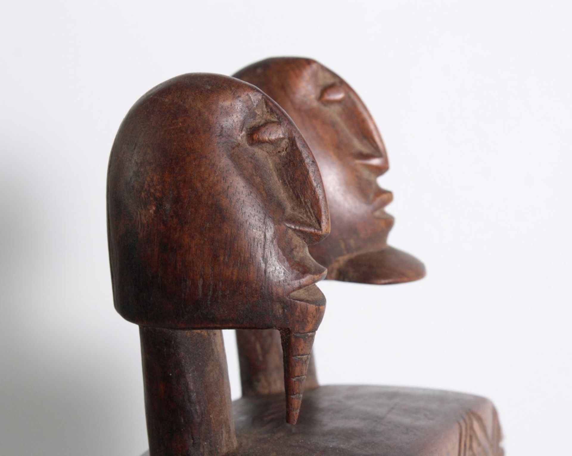 Medizinschrank, Dogon, Mali, 2. Hälfte 20. Jh.In ein Stück Holz geschnitzt, auf drei konischen - Bild 4 aus 7