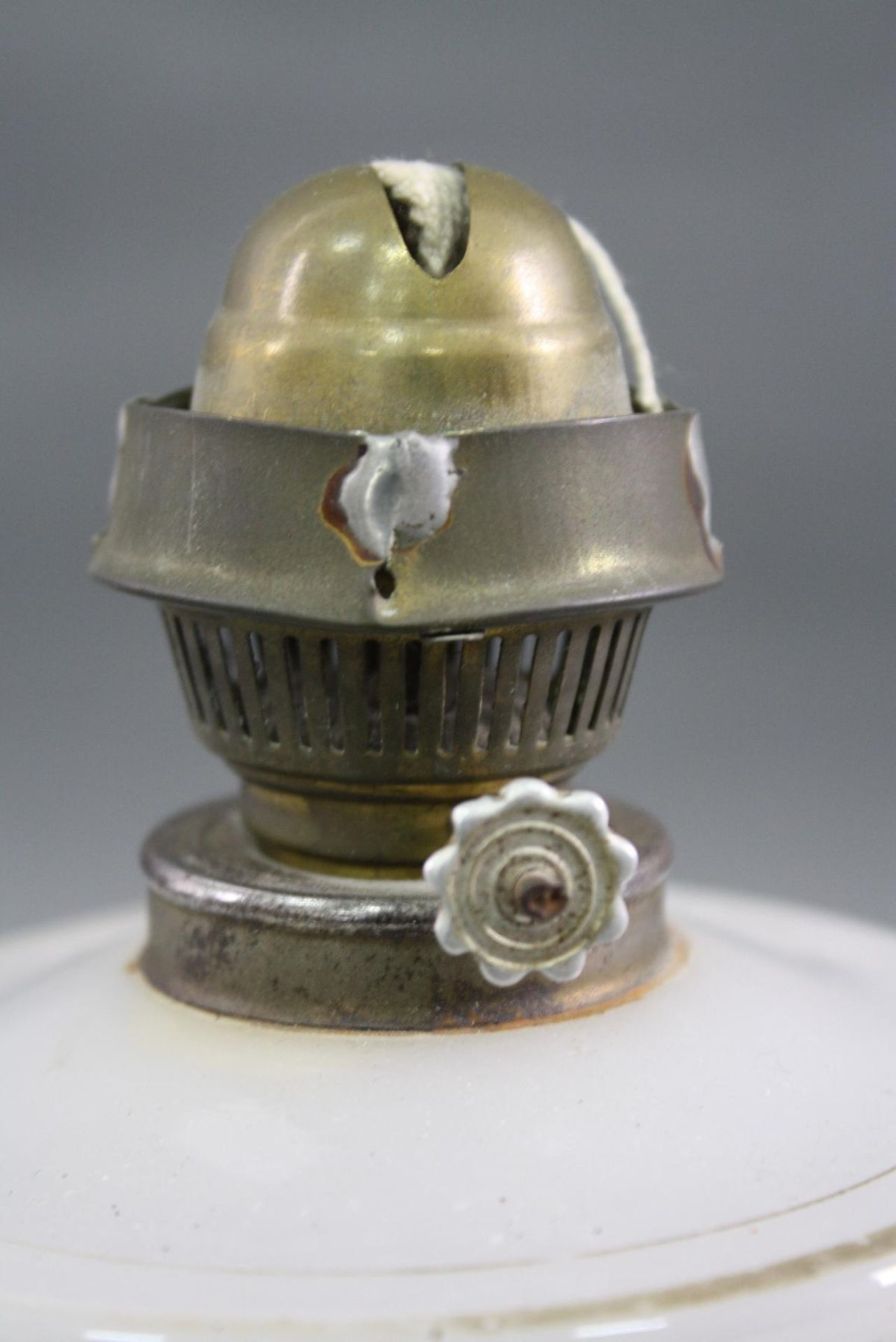 Petroleum-Tischlampe, BiedermeierOpalglas, Abriß, Balusterform auf getrepptem Rundfuß ausgeführt, - Image 3 of 3