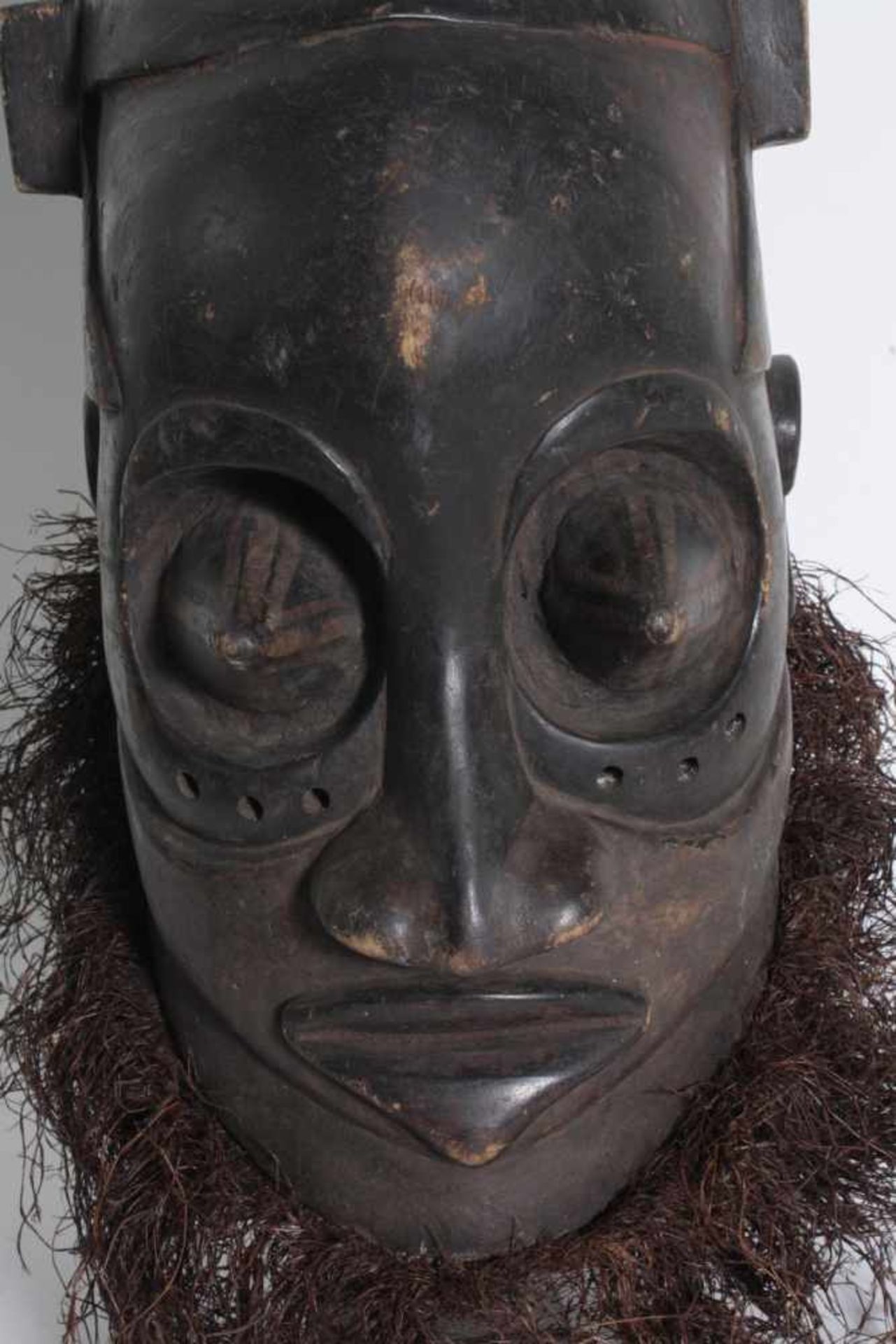 Königliche, gehörnte Maske des Kuba, D. R. Kongo, 1. Hälfte 20. Jh.Große gehörnte Gesichtsmaske, - Bild 2 aus 7