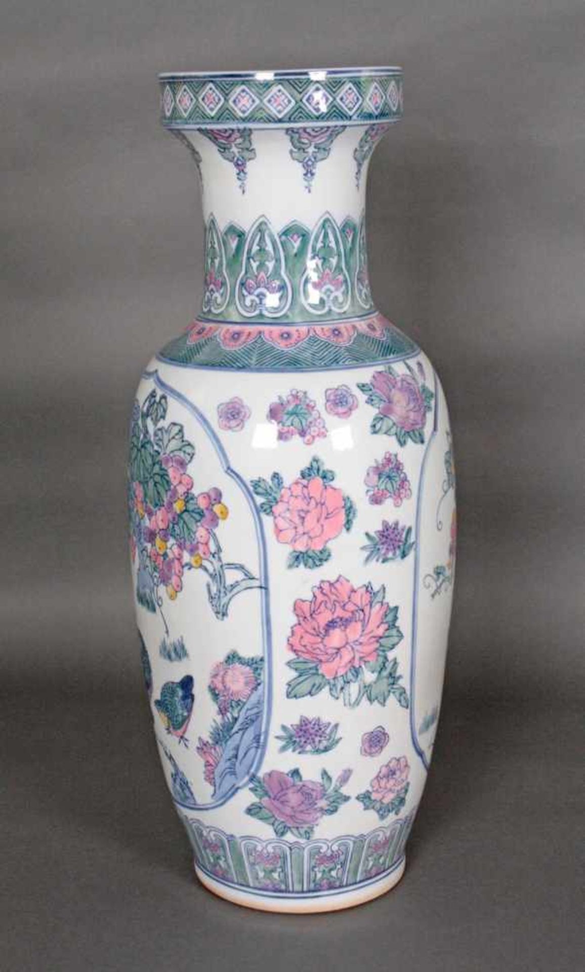 Japanische BodenvasePorzellan, auf der Wandung mit Auerhähnen, Bäumen und Blumendekor in polychromer - Bild 3 aus 4