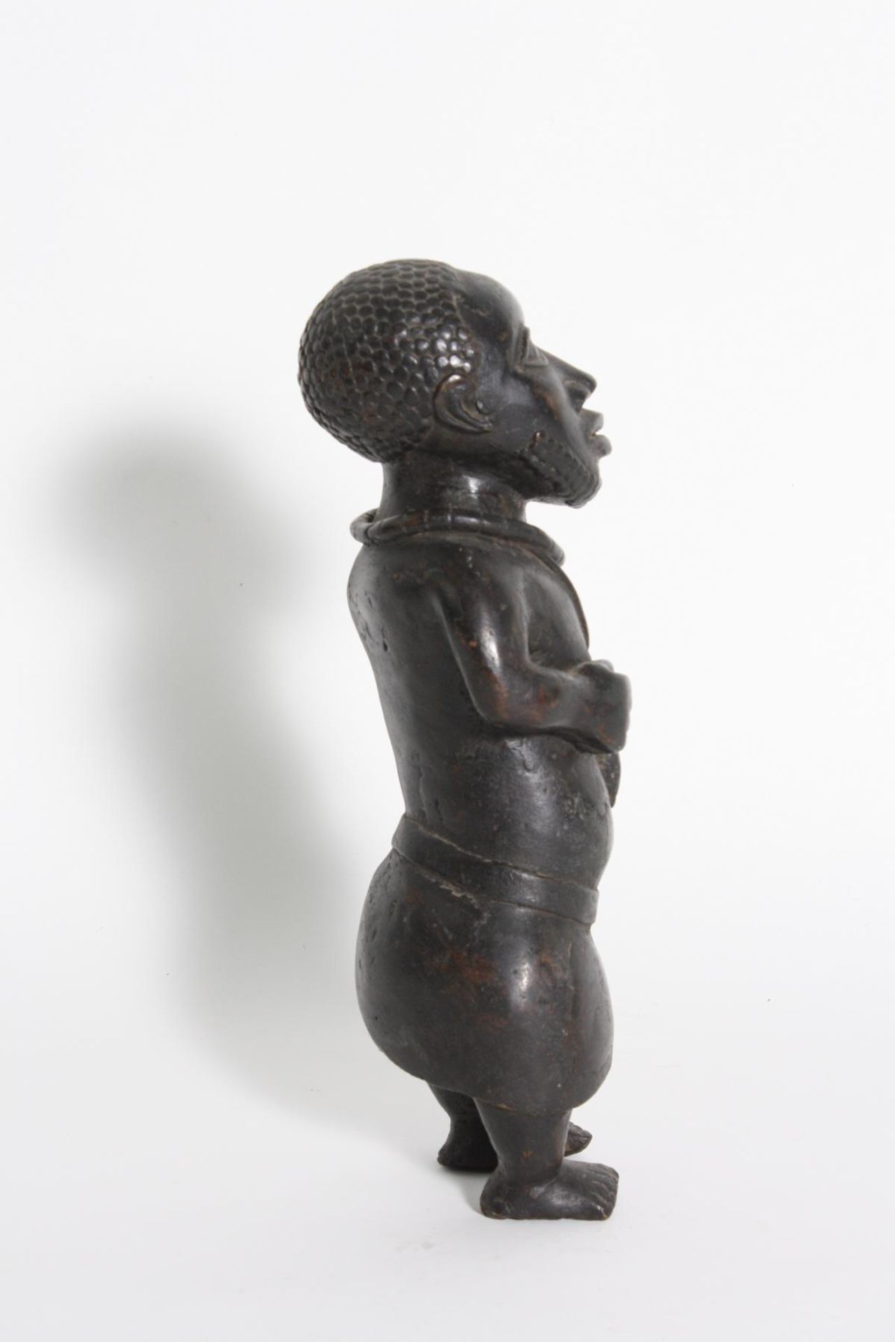 Bronze-Figur, Hofzwerg, Benin, Nigeria, 1. Hälfte 20. Jh.Stehende Figur mit seitlich am Körper - Bild 2 aus 4