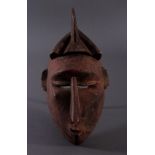 Antike Maske, Baule, Elfenbeinküste 1. Hälfte 20. Jh.Holz geschnitzt,dunkle Patina, Reste von