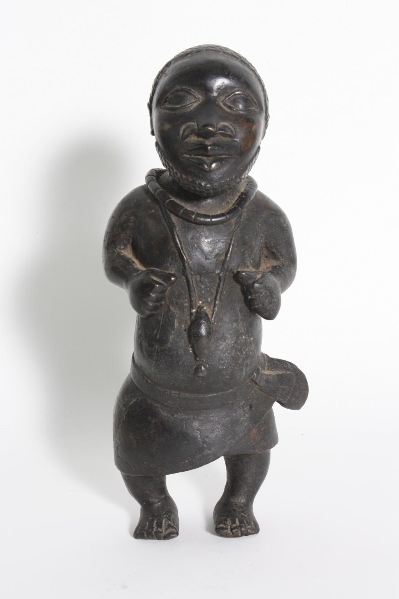 Bronze-Figur, Hofzwerg, Benin, Nigeria, 1. Hälfte 20. Jh.Stehende Figur mit seitlich am Körper