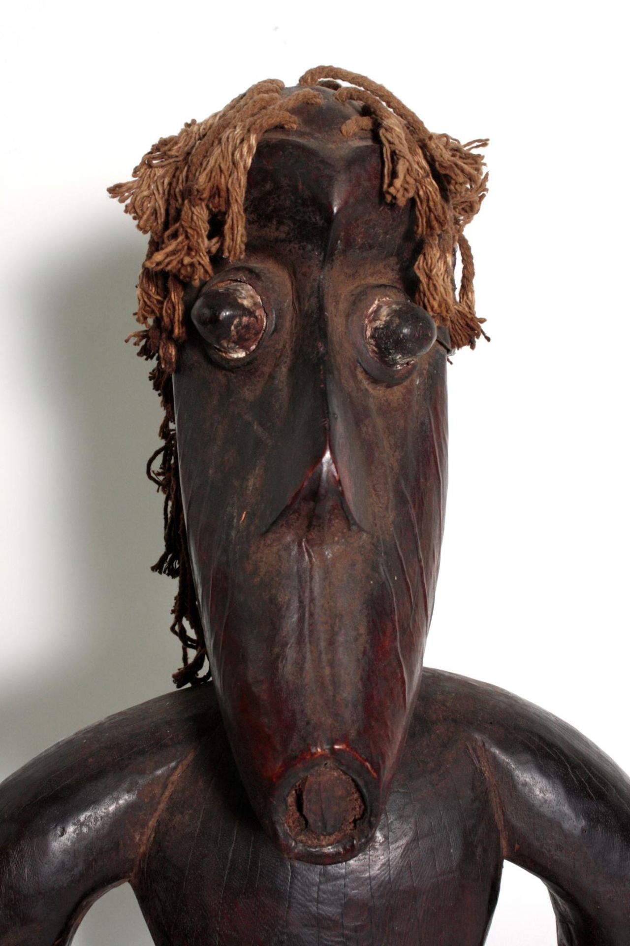 Außergewöhnliche zoomorphe Figur, wohl Kongo, 1. Hälfte 20. Jh.Holz geschnitzt. Auf Sockel - Bild 2 aus 8