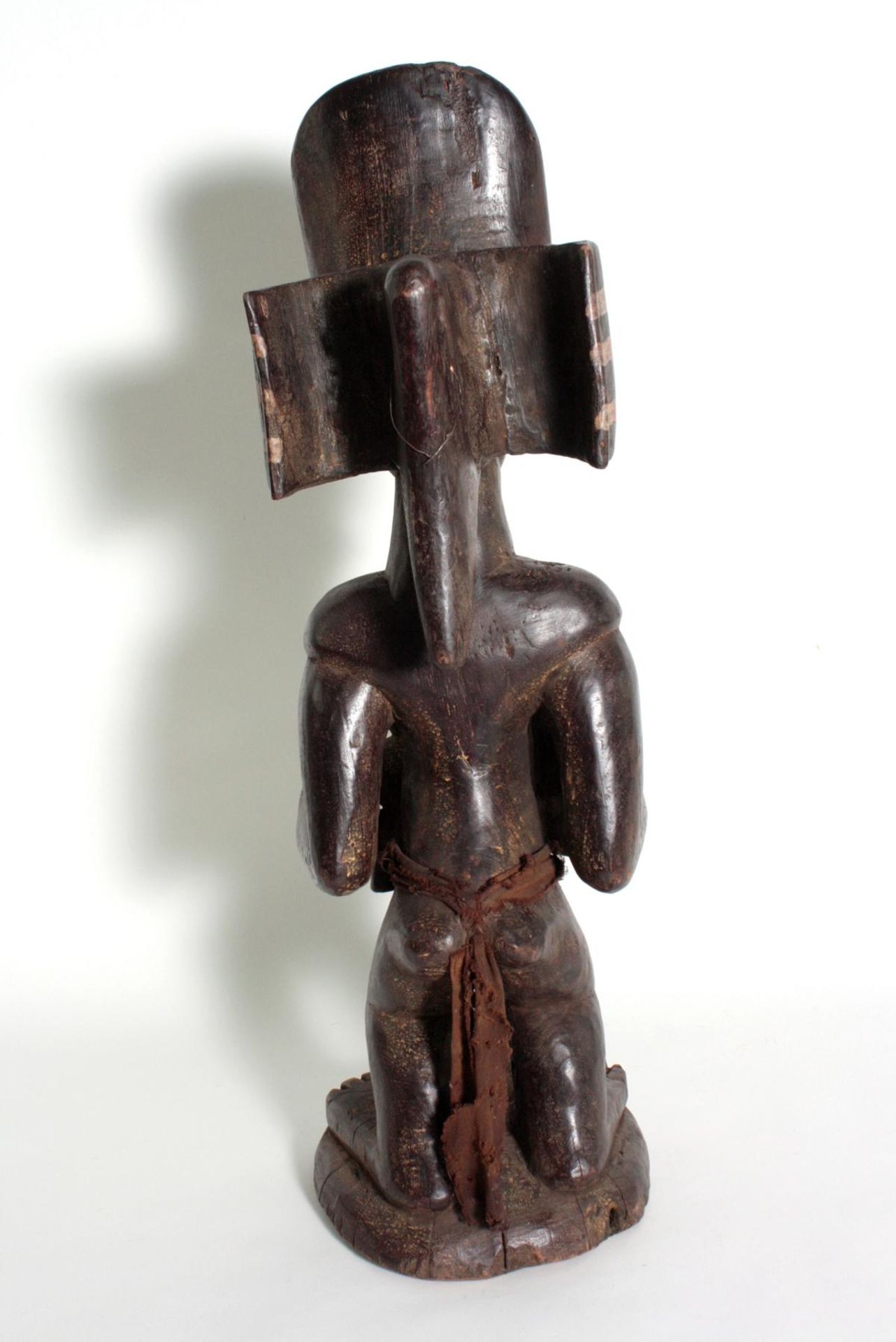 Figur des Chibinda Ilunga, Chokwe, Angola,, 1. Hälfte 20. Jh.Holz mit dunkelbrauner Patina. Der - Bild 5 aus 6