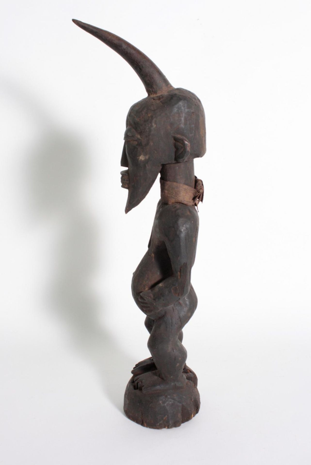 Kraft-Figur, Songye/Kongo, 1. Hälfte 20. Jh.Holz geschnitzt und dunkel patiniert, auf rundem - Bild 5 aus 7