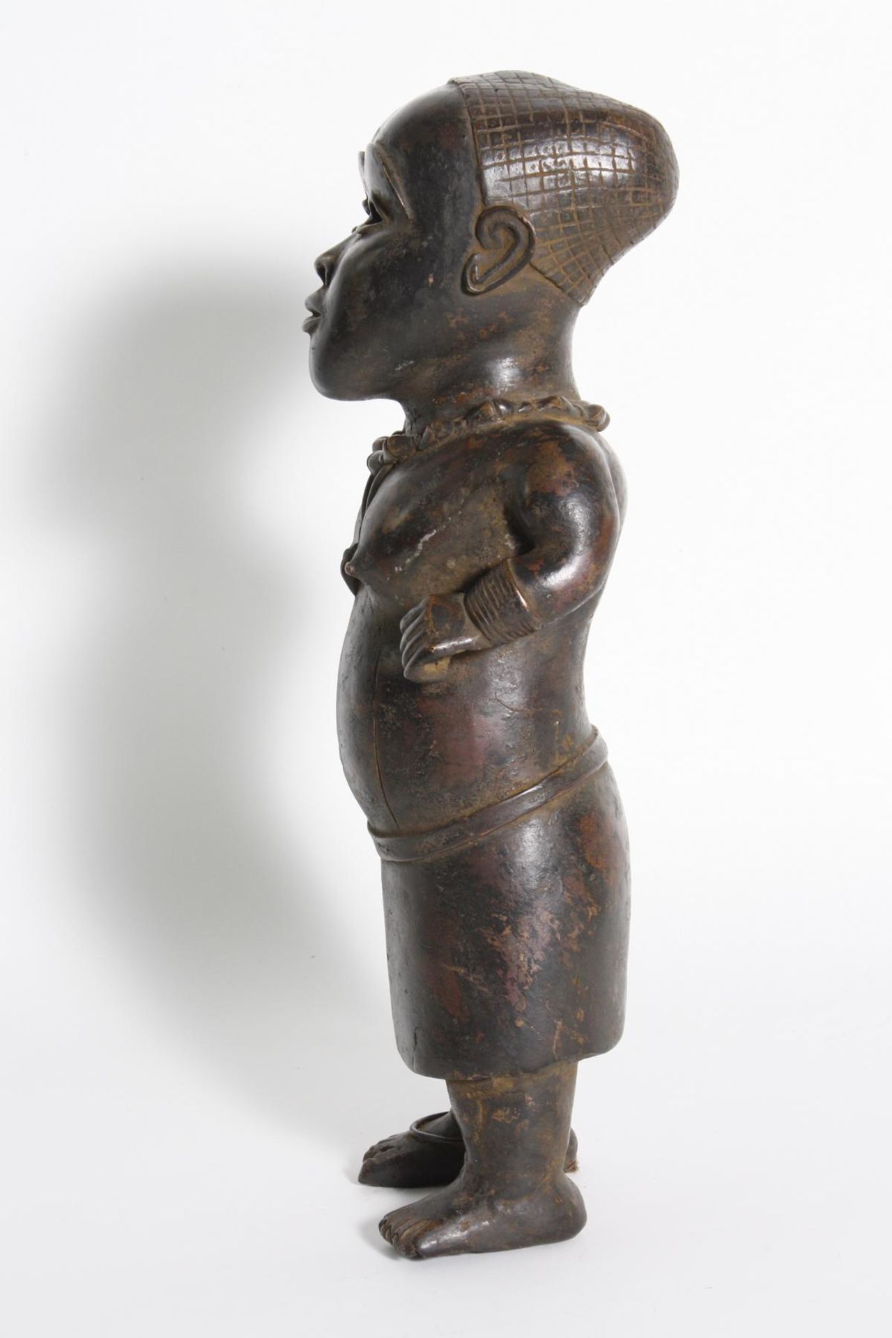 Bronze-Figur, Hofzwerg, Benin, Nigeria, 1. Hälfte 20. Jh.Stehende Figur mit seitlich am Körper - Bild 5 aus 5