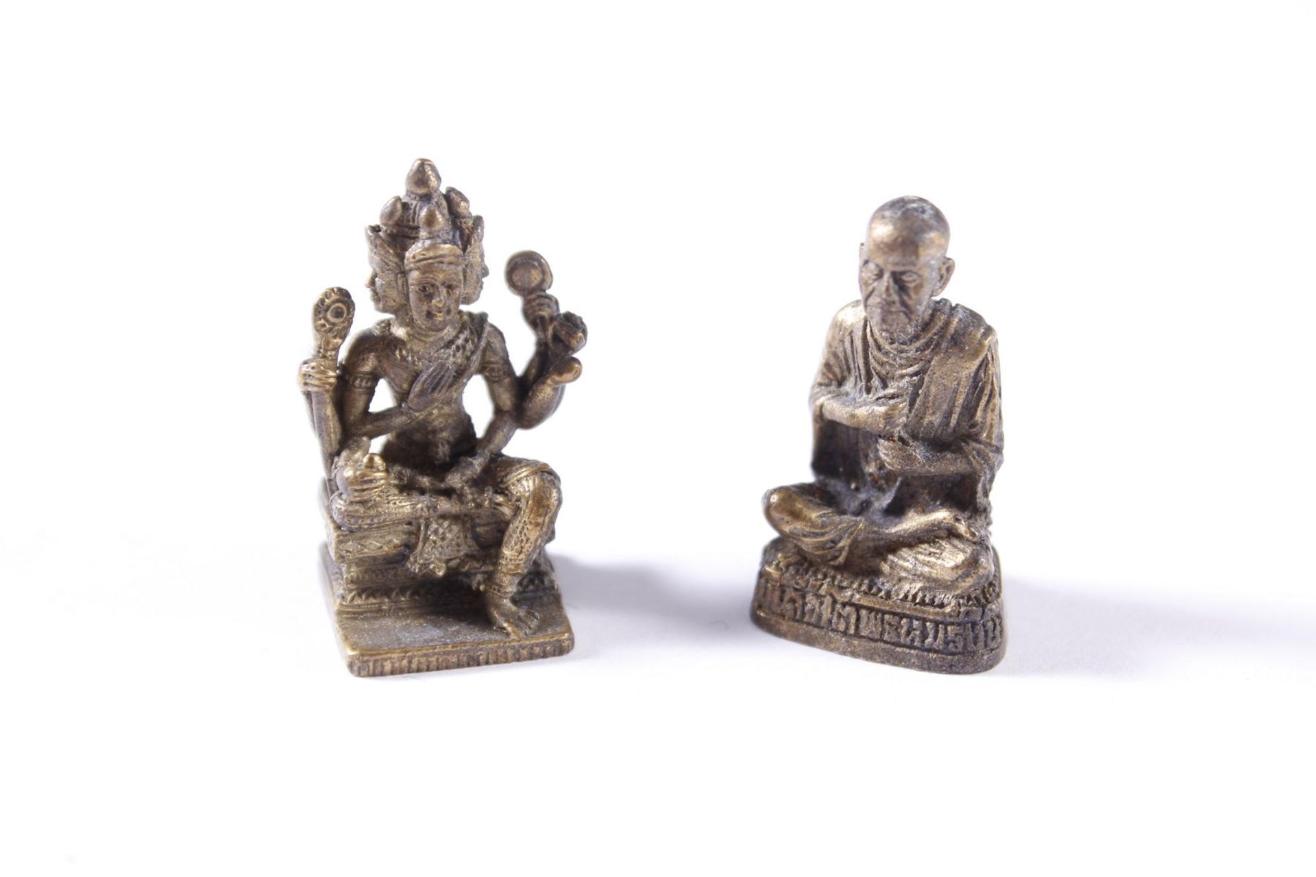 2 Miniatur-Buddhas aus Bronze, Tibet 20. JahrhundertHöhe ca. 2,5 cm.