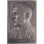 Eisengußplakette mit dem Portrait von Adolf HitlerRechteckige Plakette aus halbholem, geschwärztem