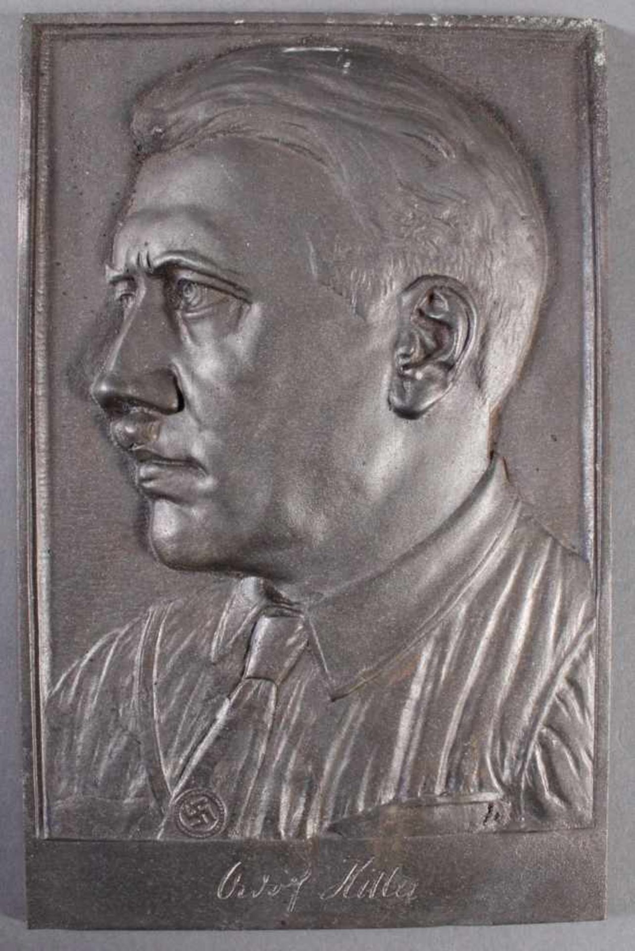 Eisengußplakette mit dem Portrait von Adolf HitlerRechteckige Plakette aus halbholem, geschwärztem