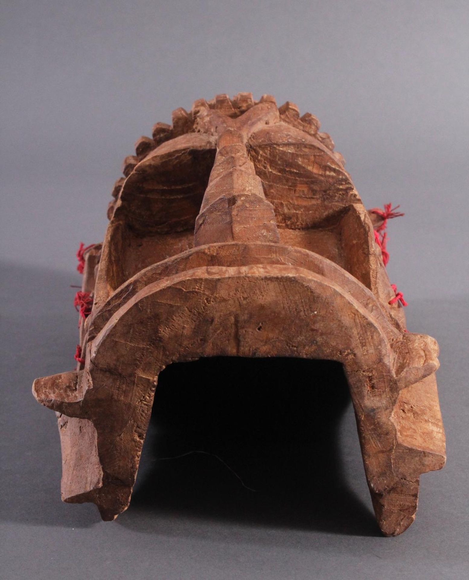 Antike Wandmaske, Mambila Kamerun 1. Hälfte 20. Jh.Helles Holz, geschnitzt, verziert mit roten - Bild 5 aus 6