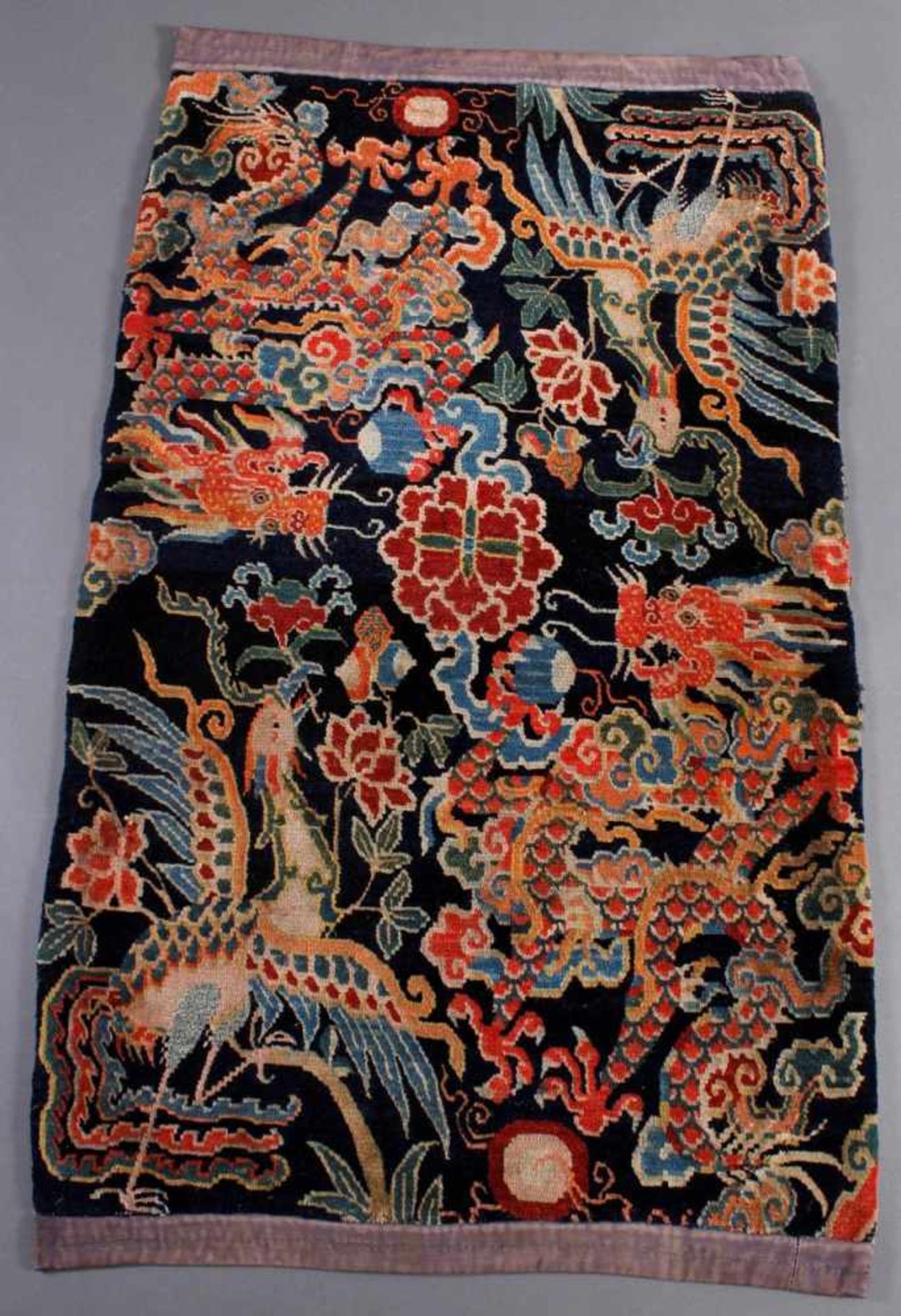 Antiker Säulenteppich mit Drachen und Phönix Motiv, China 19. Jh.Doppeltes Drachen-Phönix Motiv