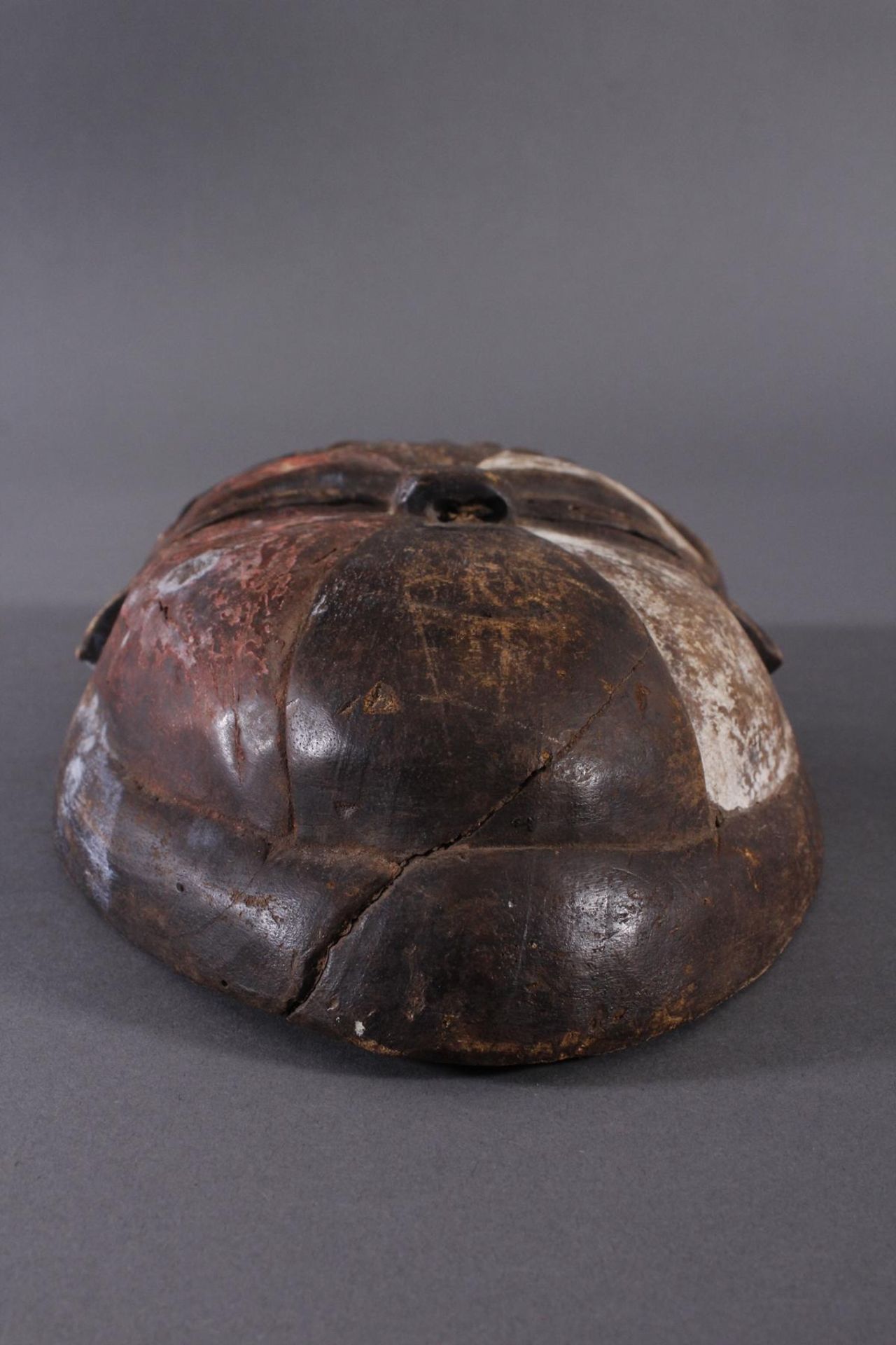 Antike Afrikanische Maske, 1. Hälfte 20. Jh.Holz geschnitzt und farbig gefaßt, durchbrochene - Bild 2 aus 6