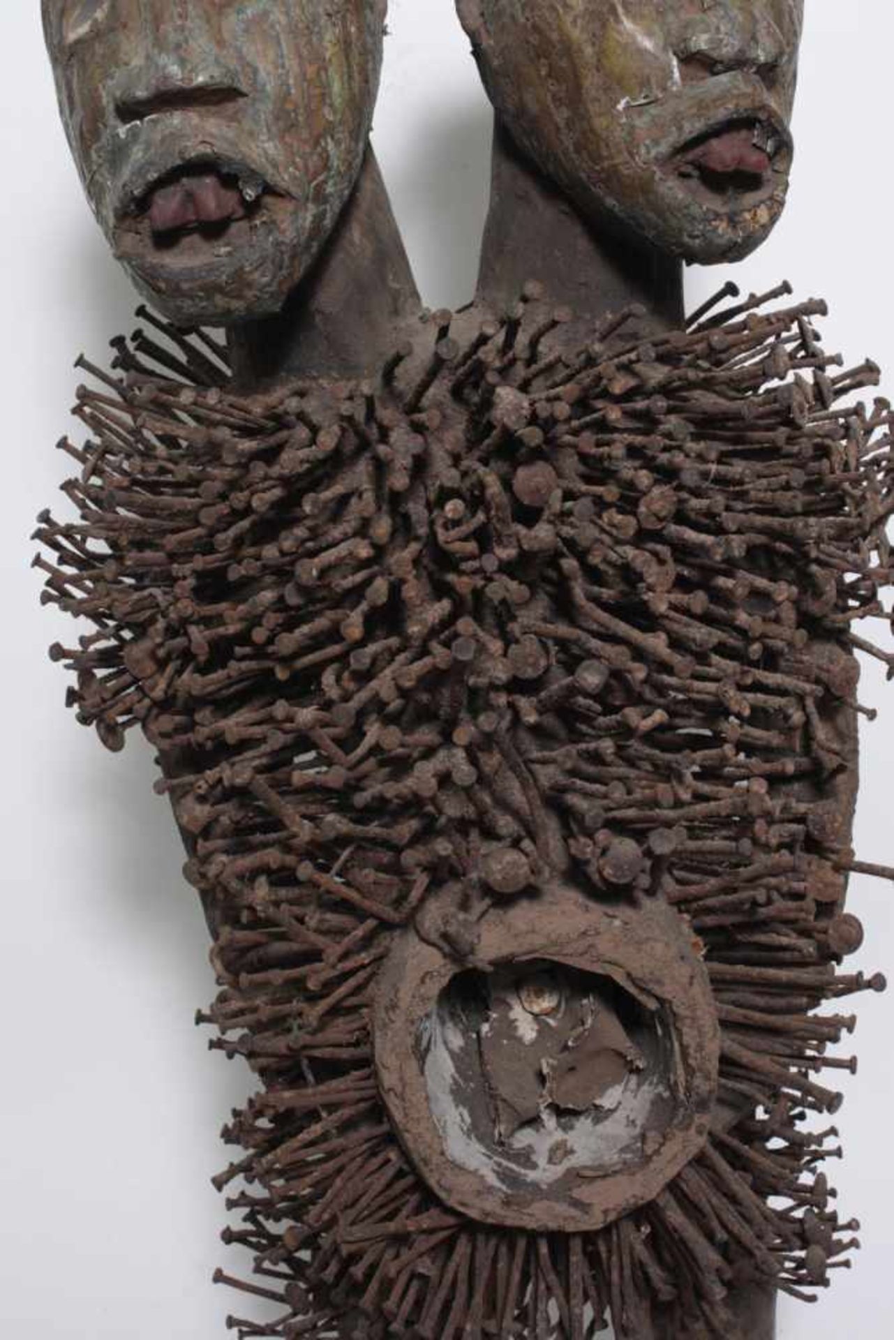 Doppelkopf-Nagelfetisch-Ritual Figur. Kongo-Yombe, Nkisi Nkondi, 1. Hälfte 20. Jh.Holz, Metallblech, - Bild 4 aus 9