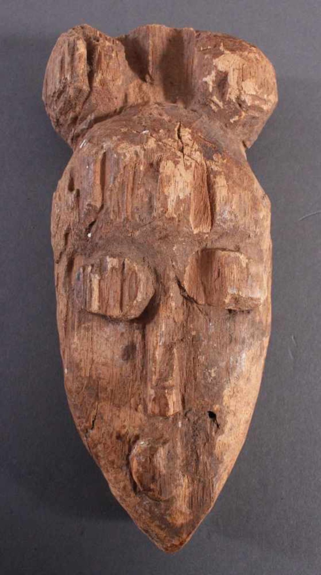 Antike Maske, Baule, Elfenbeinküste 1. Hälfte 20. Jh.Helles Holz, geschnitzt, Fehlstellen, ca. 6 x