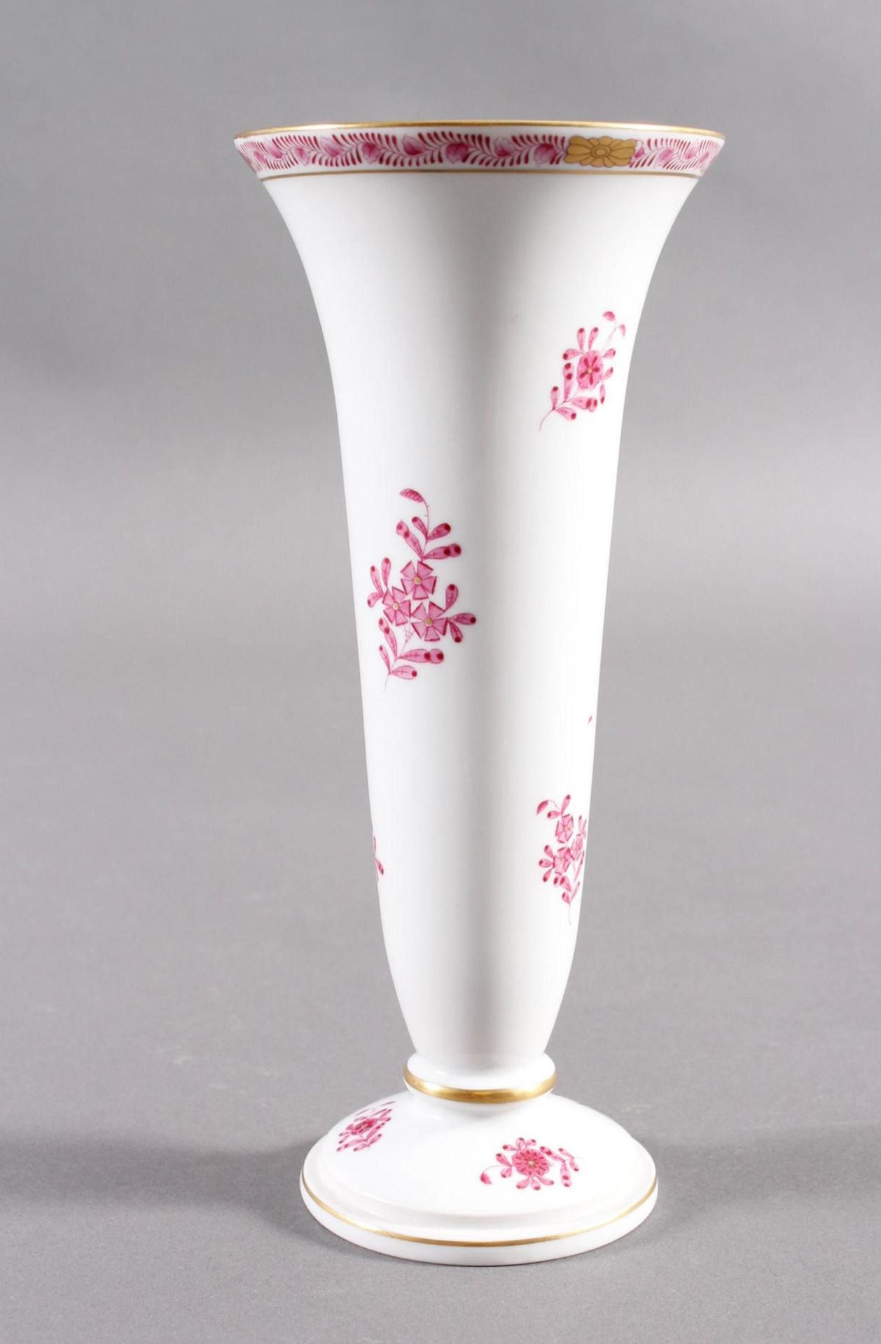Vase, HerendWeißporzellan, Unterglasurbemalung in purpur camaieu, Goldstaffage, Malersignatur, ca. - Bild 2 aus 3