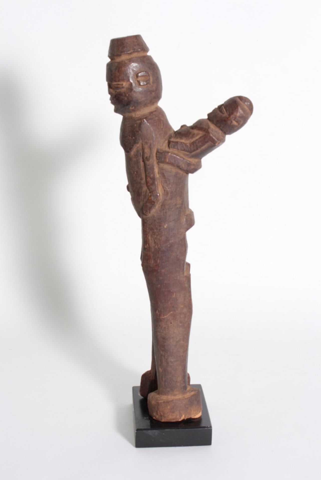 Weibliche "bateba"- Figur mit Kind, Lobi, Burkina Faso, 1. Hälfte 20. Jh.Holz geschnitzt, braun - Bild 3 aus 4