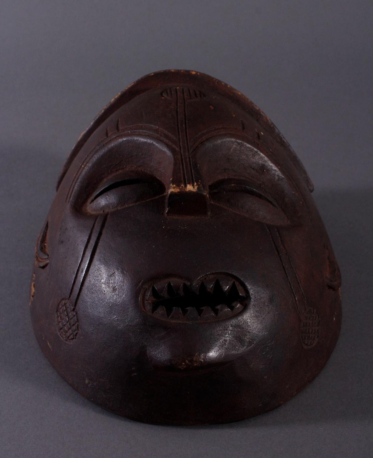 Antike Maske, Mbunda, Sambia 1. Hälfte 20. Jh.Holz geschnitzt, braune Patina, ovale Form, - Bild 4 aus 6
