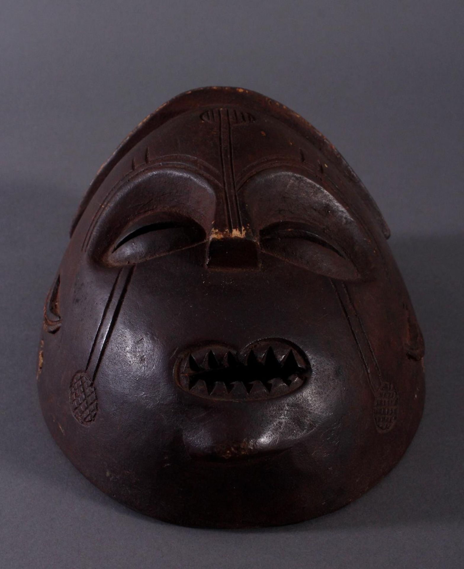 Antike Maske, Mbunda, Sambia 1. Hälfte 20. Jh.Holz geschnitzt, braune Patina, ovale Form, - Image 4 of 6