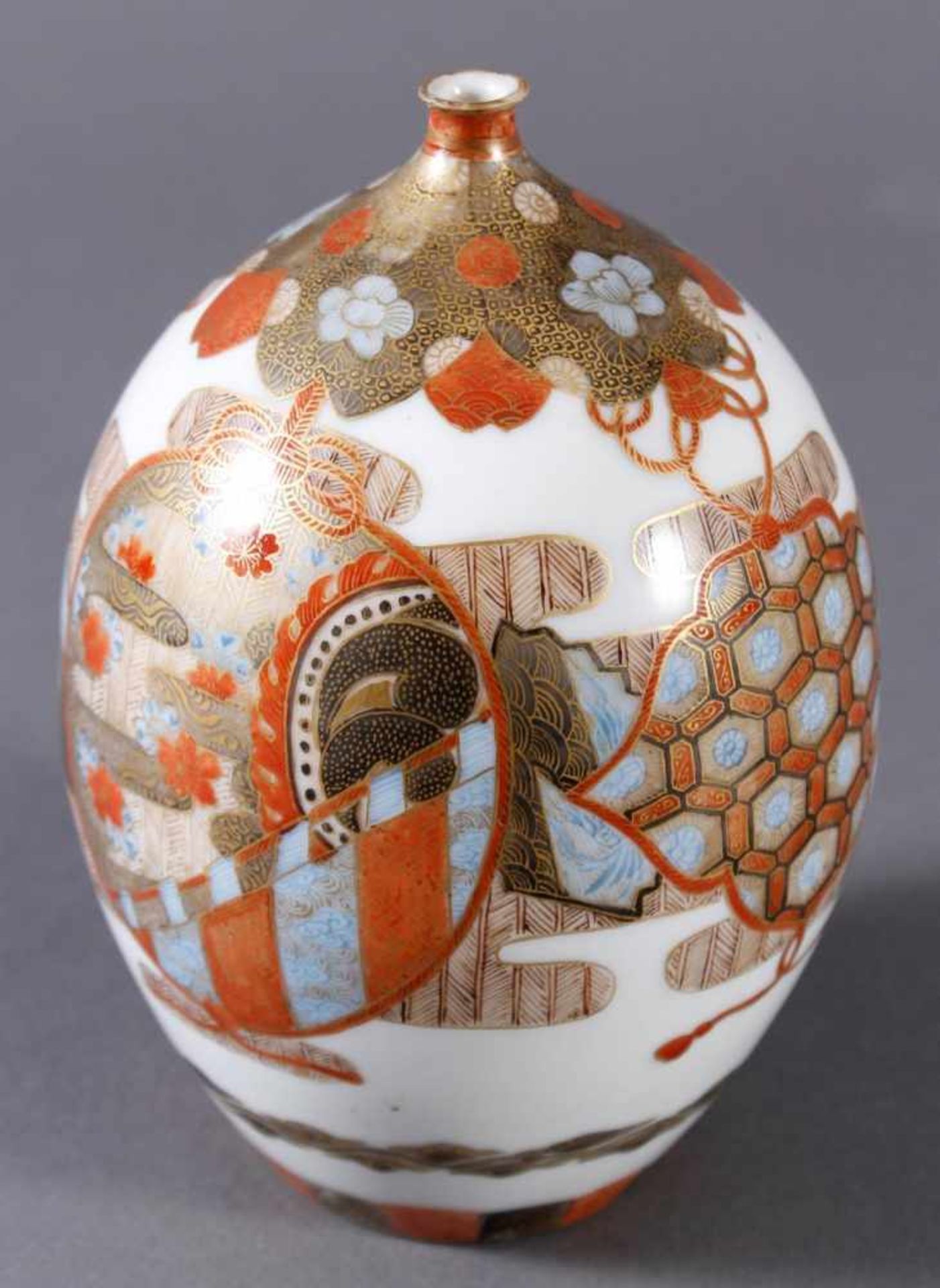 Porzellan Ziervase, Japan um 1900, Meiji PeriodeFein polychrom bemalt und goldstaffiert. - Bild 4 aus 5