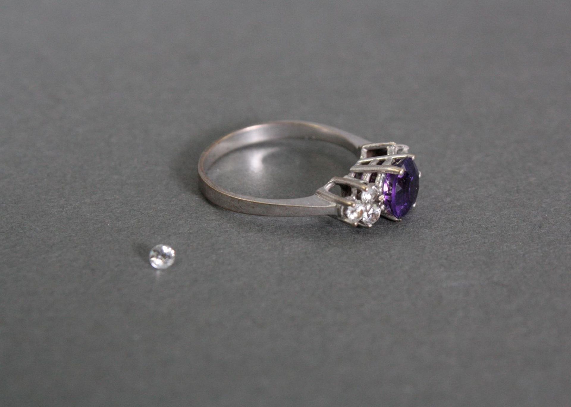 Damenring mit Amethyst und Diamanten, 8 Karat WeißgoldAmethyst im Diamantschliff von ca. 1 Karat, - Bild 2 aus 3