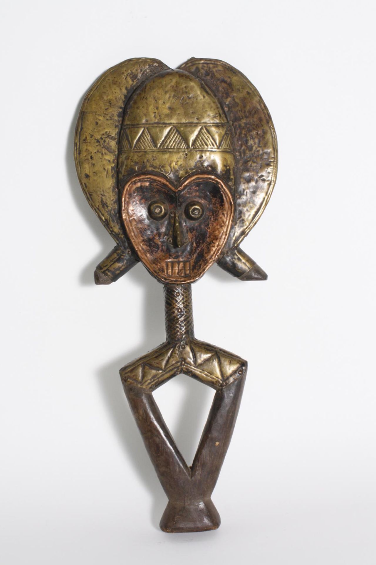 Bwiti-Reliquiar der Kota, Gabun, 1. Hälfte 20. Jh.Holz, konkave Gesicht mit eiförmigen Stirn,