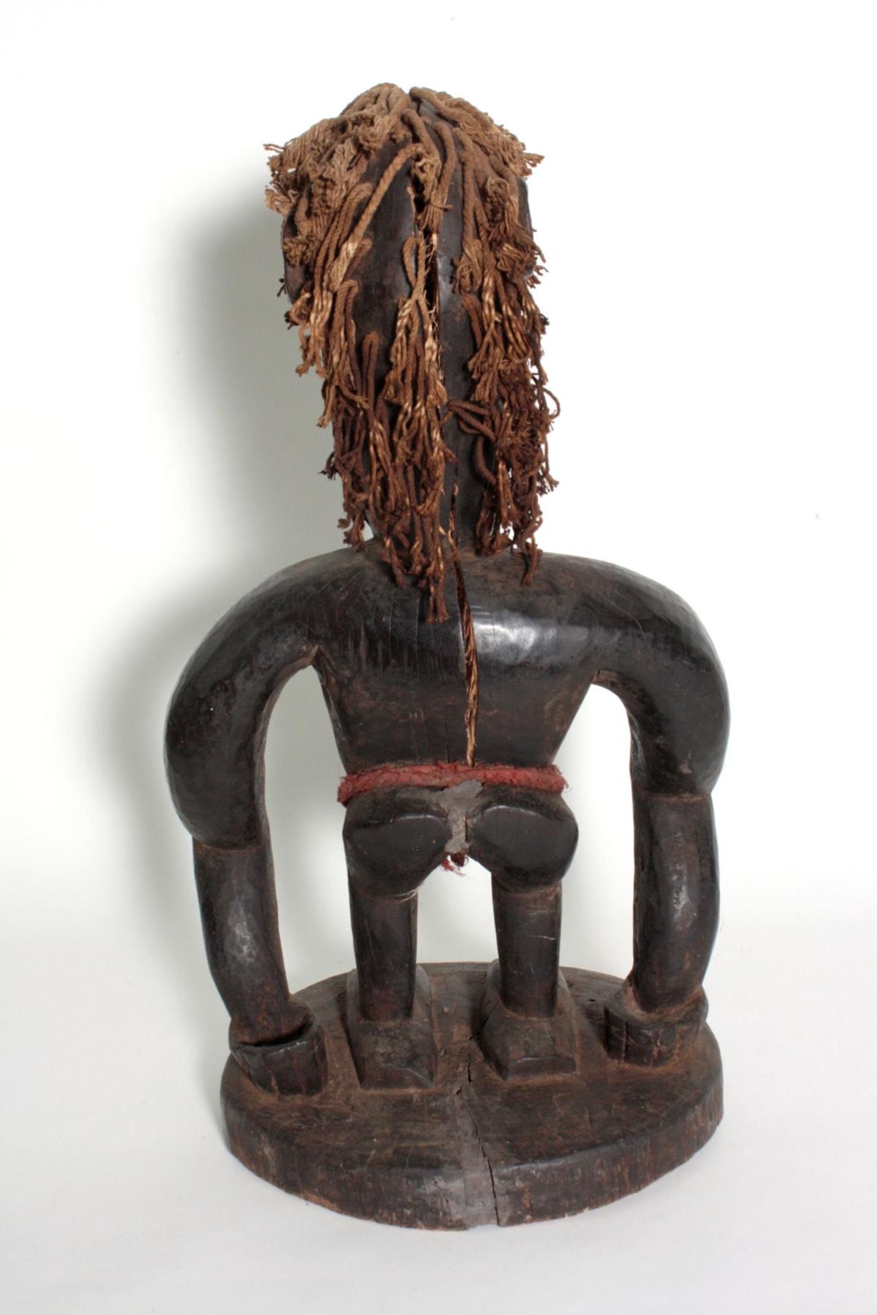 Außergewöhnliche zoomorphe Figur, wohl Kongo, 1. Hälfte 20. Jh.Holz geschnitzt. Auf Sockel - Bild 5 aus 8