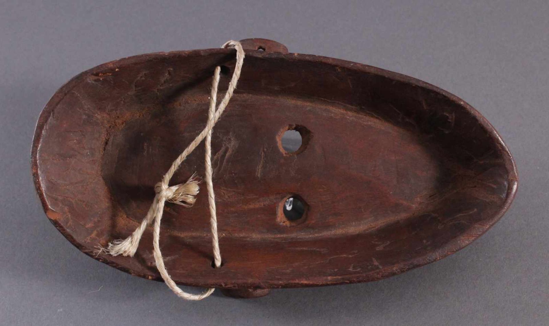 Antike Maske, BambaraHolz geschnitzt, braune Patina, am linken Ohr mit kleiner Abplatzung, - Bild 6 aus 6