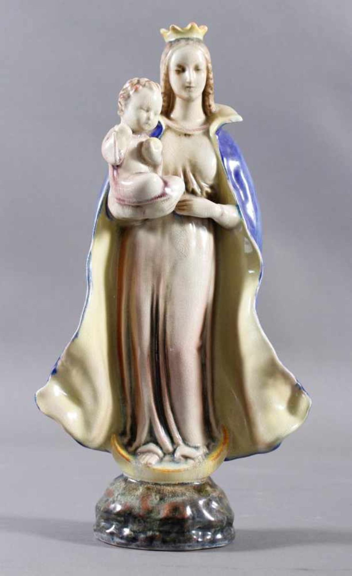 Karlsruher Majolika, Mondsichel-Madonna mit dem JesuskindKeramik mit fein craquelierter, polychromer
