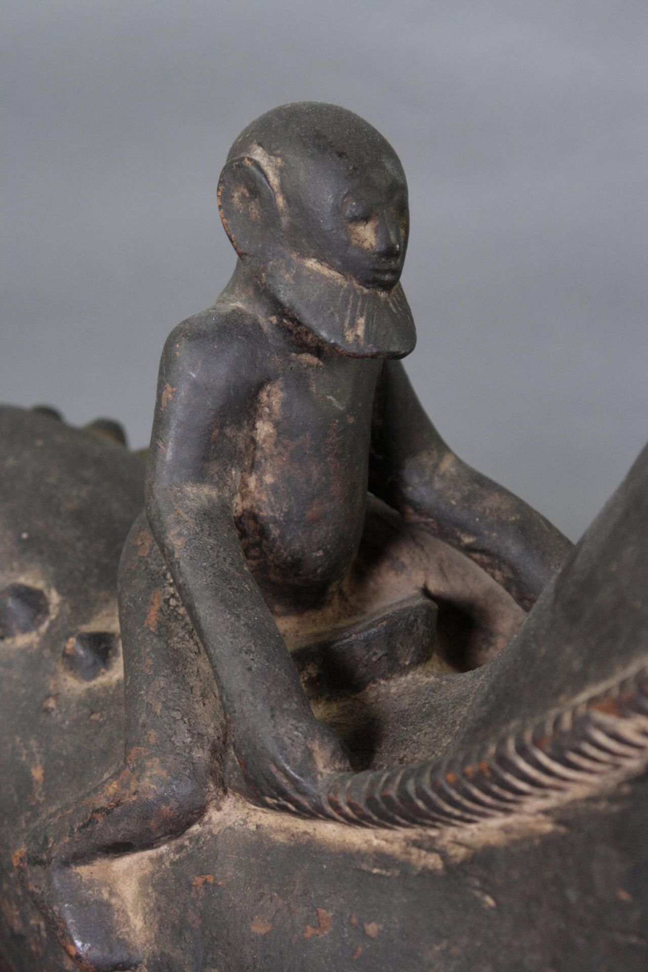 Geschnitzter Tierfigur, wohl Dogon, Mali, 1. Hälfe 20. Jh.Holz, matte dunkler krustige Patina, - Bild 3 aus 5