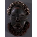 Antike Maske der Dan, Liberia 1. Hälfte 20. Jh.Holz geschnitzt, dunkle Patina, Stoff Haar mit