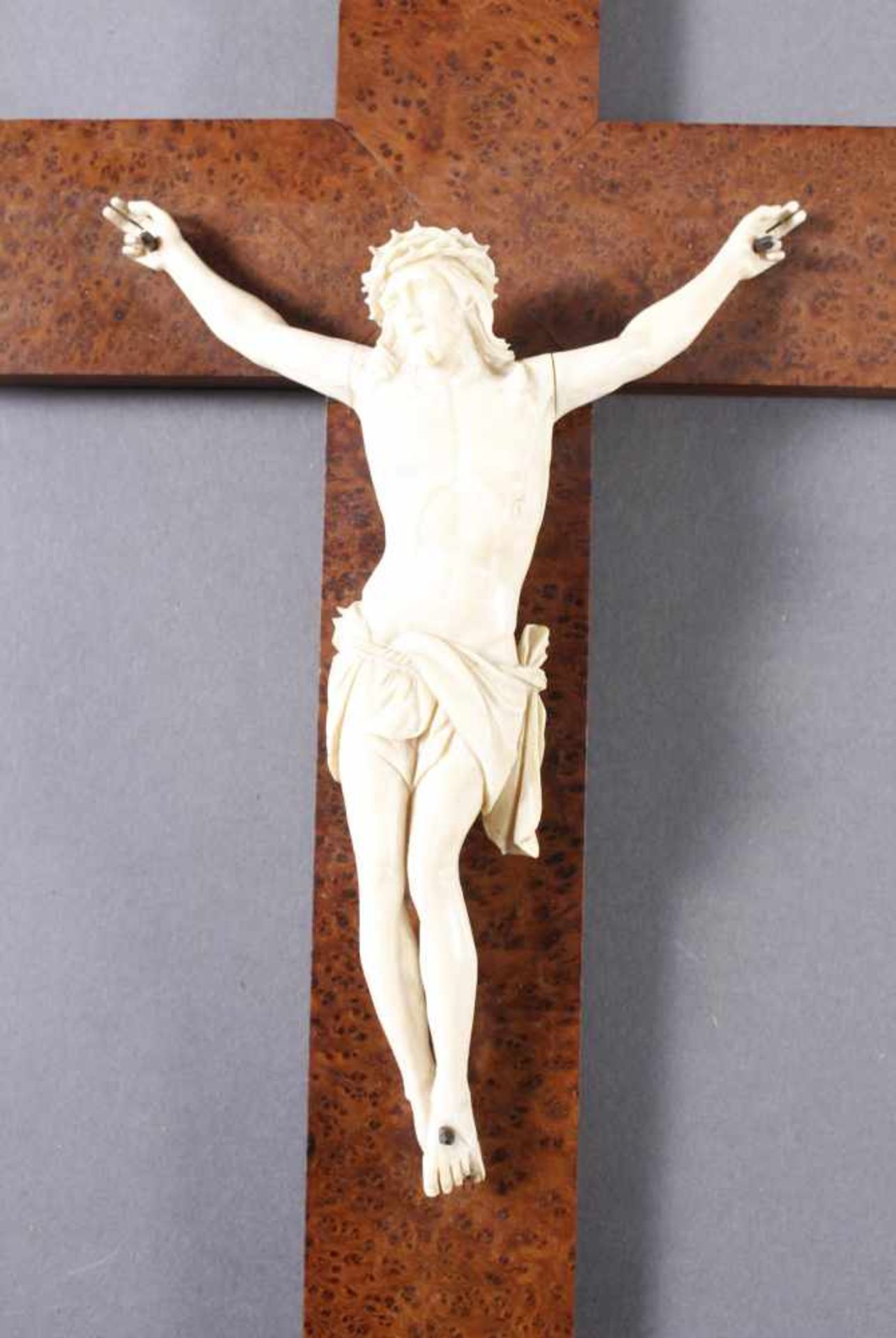 Elfenbein Corpus-Christi an Holzkreuz, Frankreich 19. JahrhundertFuniertes Wandkreuz mit - Bild 2 aus 5