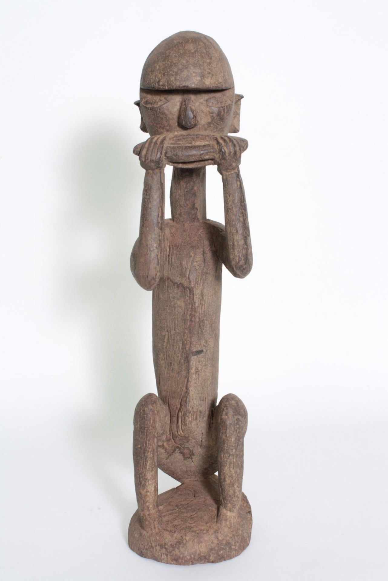 Hockende zoomorphe Figur, wohl Lobi, Burkina Faso, 1. Hälfte 20. Jh.Holz geschnitzt, graubraune