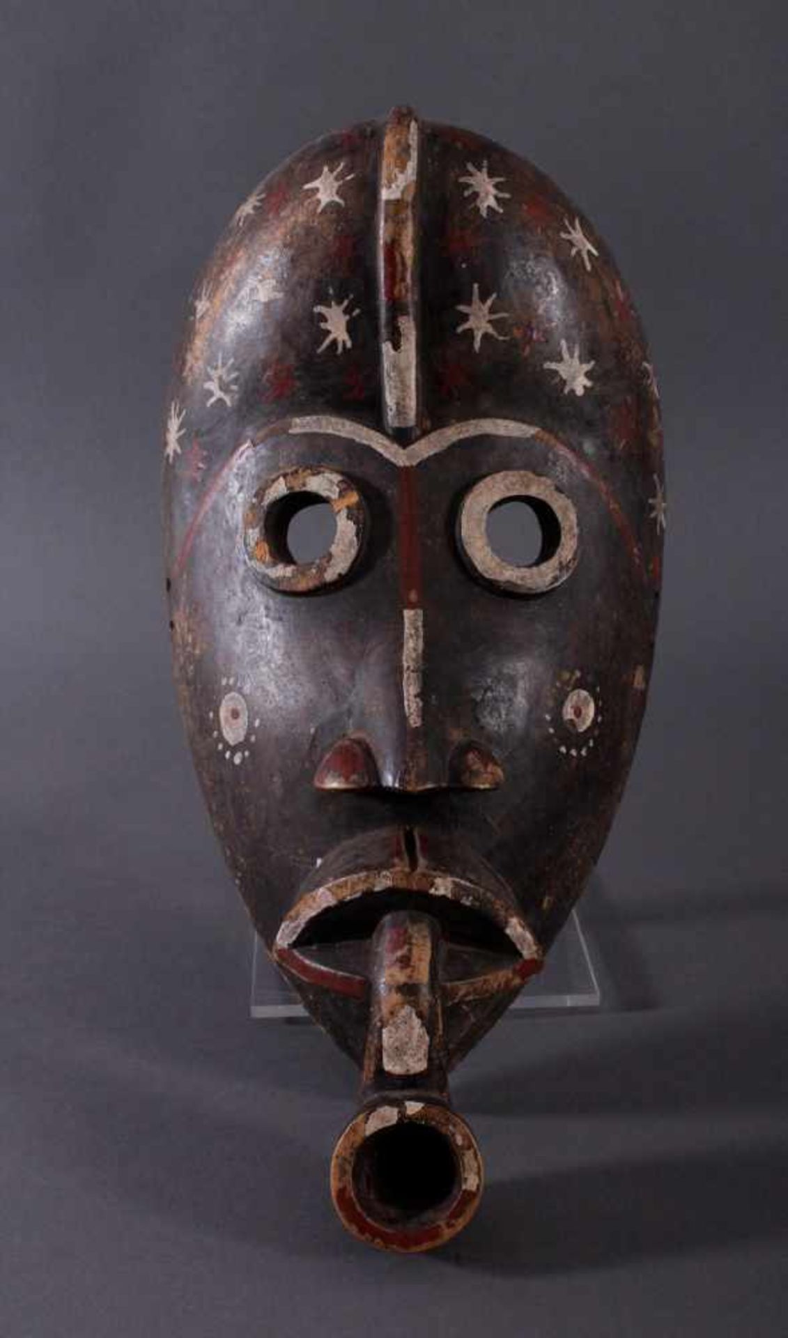 Antike Holzmaske der Dan, 1. Hälfte 20. Jh.Holz geschnitzt, "Pfeifenraucher", dunkle Patina,