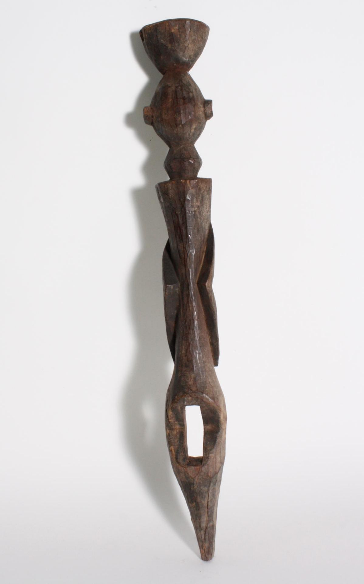 Pfahlfigur "Tauwa", Chamba, Nigeria, Kamerum, 1. Hälfte 20. Jh.Holz geschnitzt, dunkler Patina, - Bild 4 aus 6