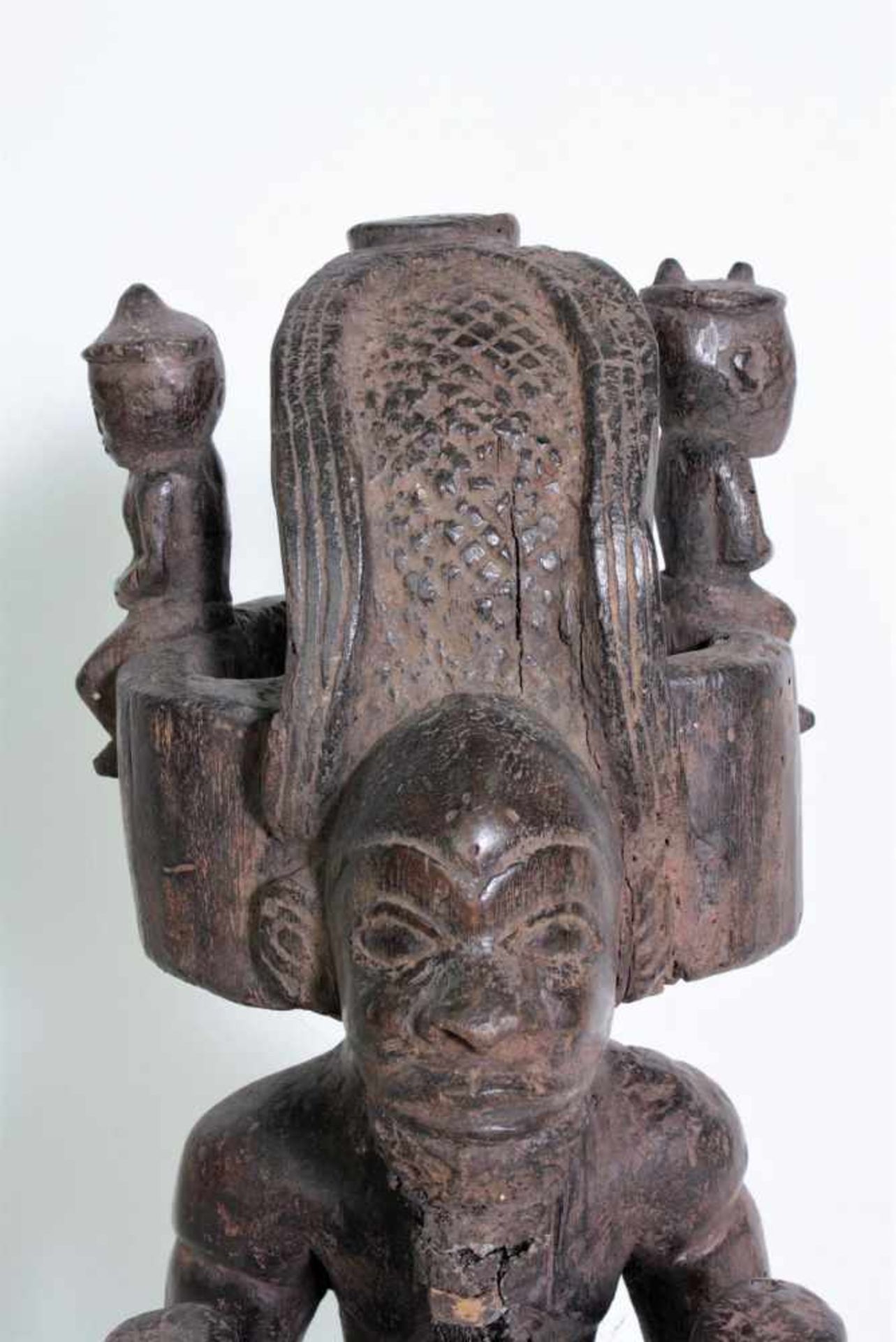 Figur des Chibinda Ilunga, Chokwe, Angola, 19. Jh.Holz mit dunkelbrauner Krustenpatina. Der - Bild 2 aus 11