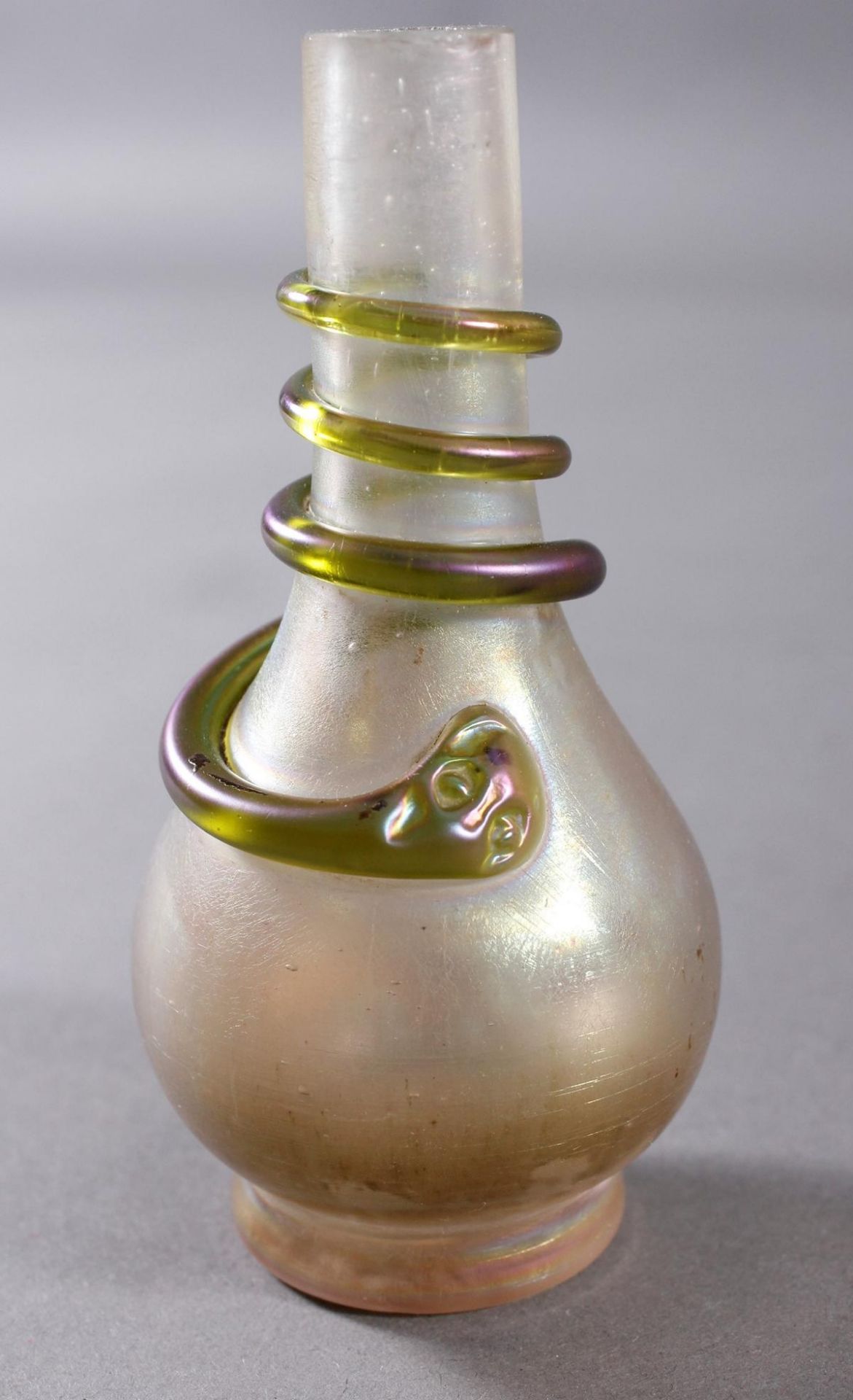 Glas-Ziervase Johann Lötz Wwe. um 1900Farbloses Glas. Außenwandung lüstriert mit umlaufender - Image 2 of 5