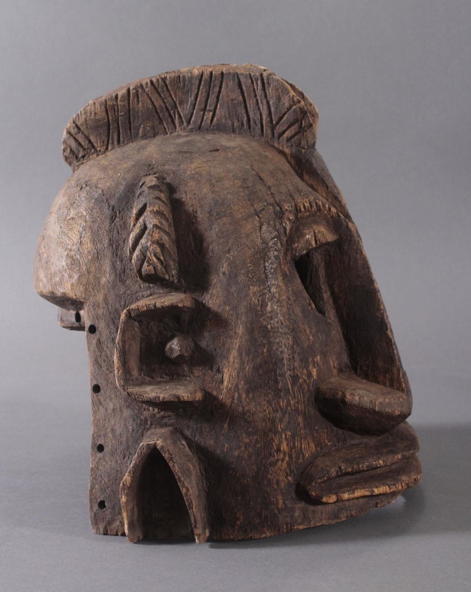 Antike Helmmaske der Dogon, Mali, 2. Hälfte 20. Jh.Aus Vollholz geschnitzt, ca. 29 x 25 x 24 cm, 2,5 - Bild 2 aus 4