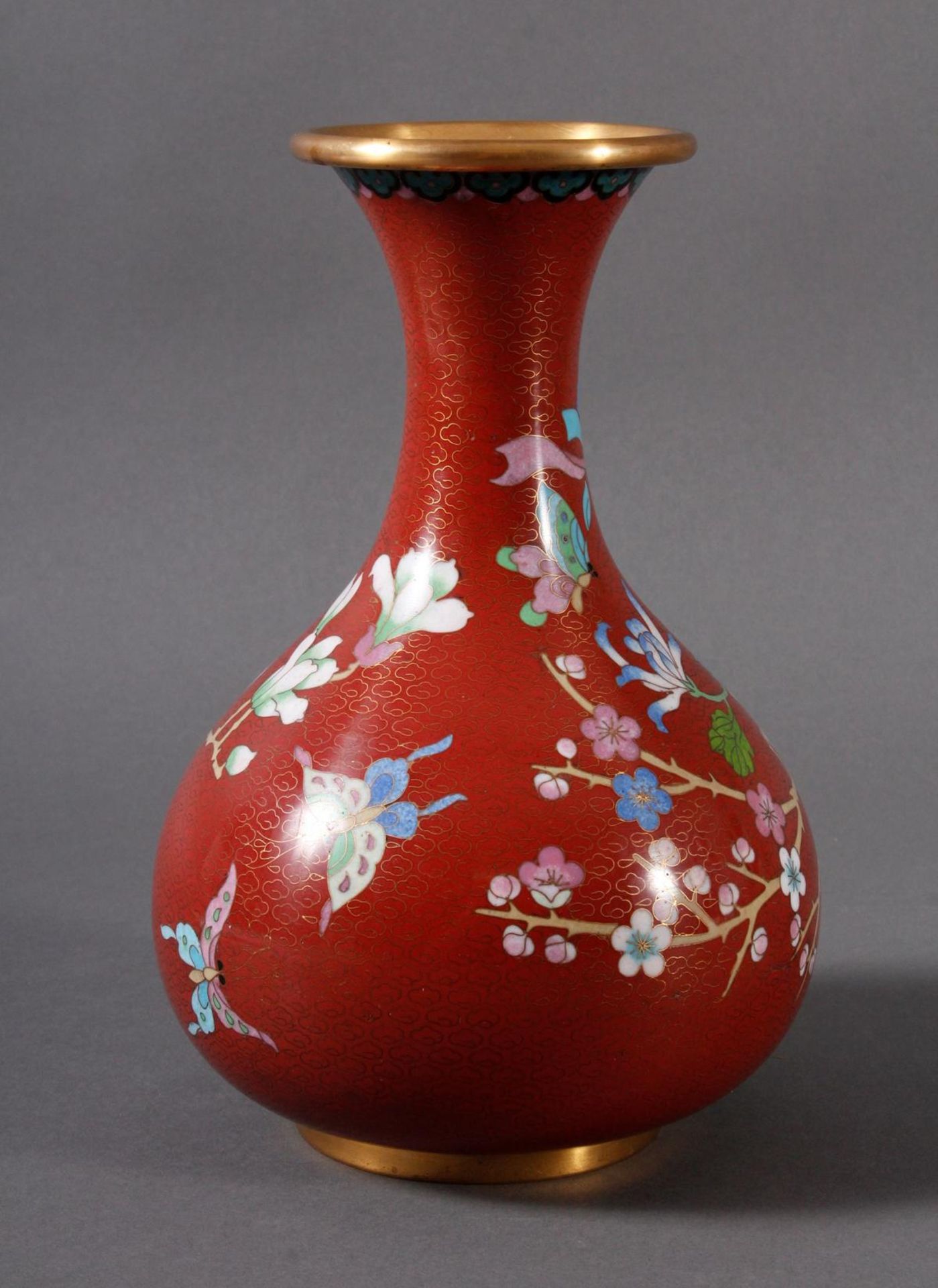 Cloisonnévase, China 20er/30er JahreBauchige Vase mit rotem Grund. Dekor vom Blumenkorb mit großen - Bild 3 aus 5